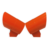 Un ensemble d'appliques "Nathue" (qui signifie bonnet de nuit) de couleur rouge rétro, Danemark des années 1970.