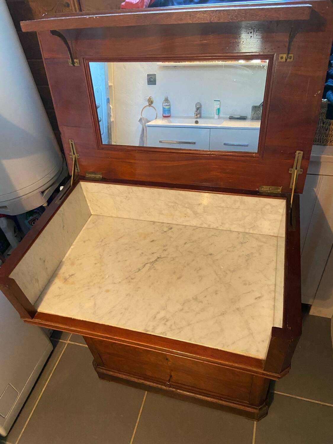 Railway-style bathroom furniture from the 1930s/40s.