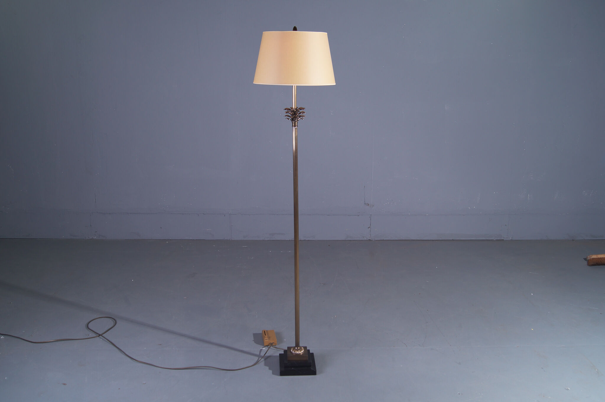 Lampadaire sur pieds en marbre