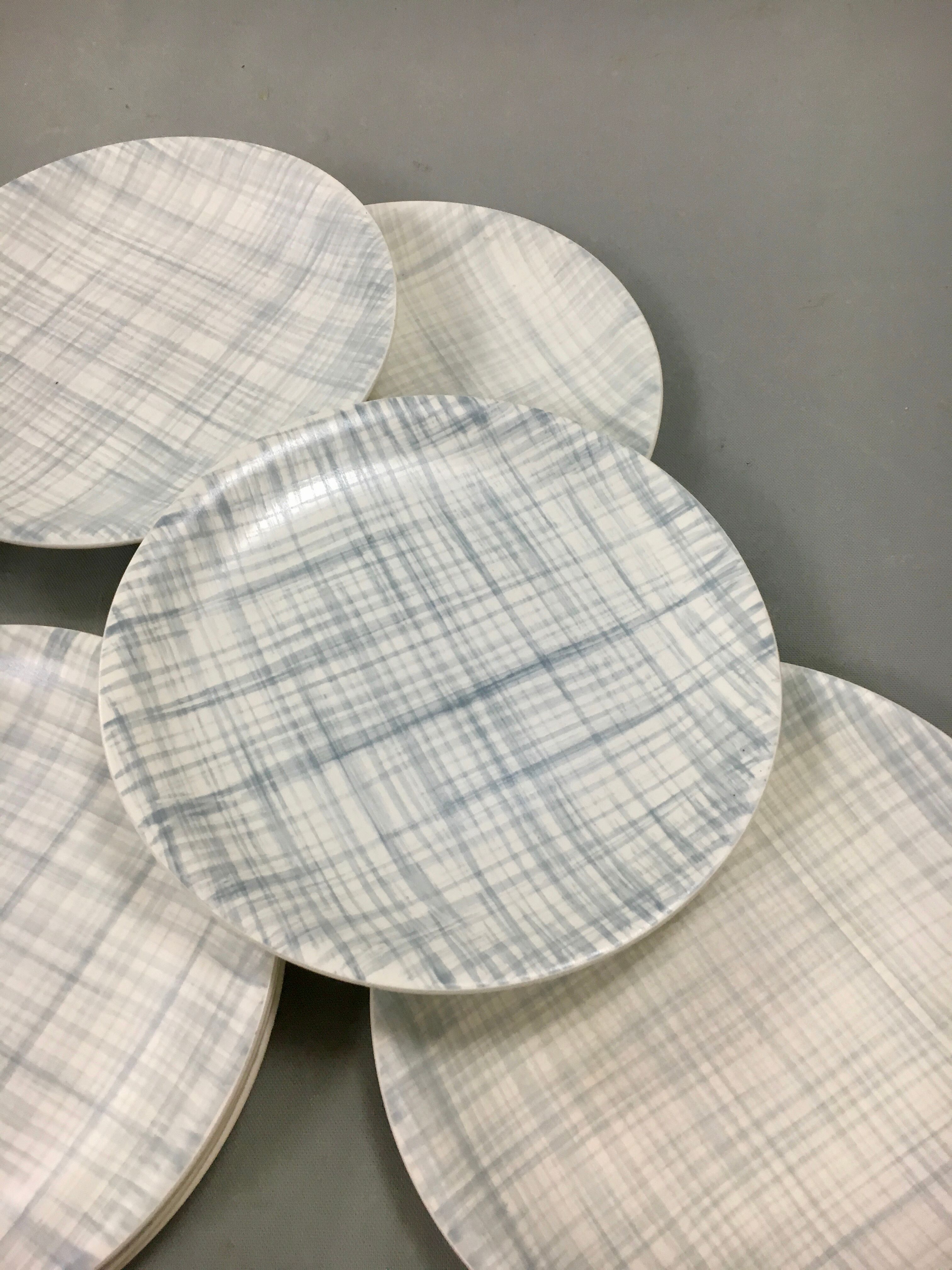 Une suite de 12 assiettes plates Salins 1950
