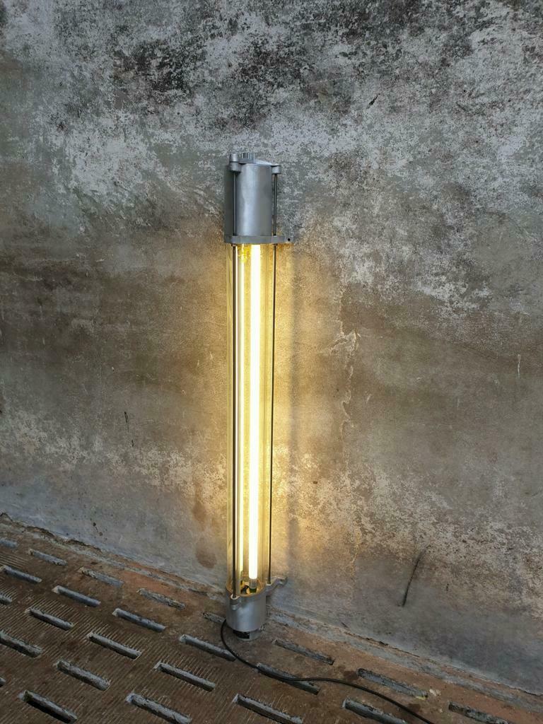 Old tube lamp fluorescent DDR