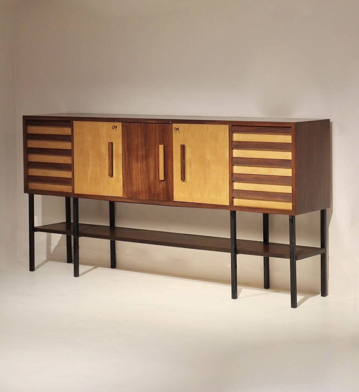 Grande enfilade en placage de palissandre et frêne