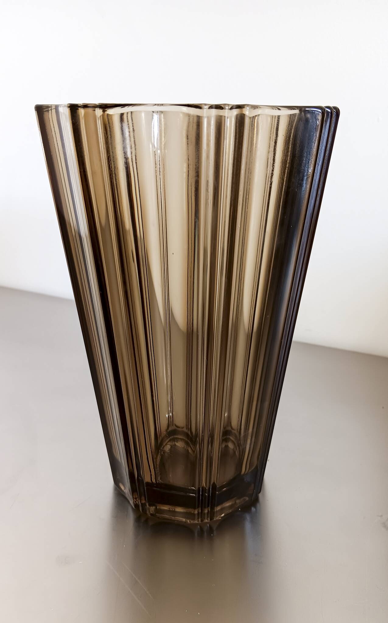 Vase en verre brun, vintage style art déco.