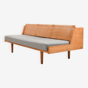 Early Daybed GE-258 in Oak and Cane by Hans J. Wegner