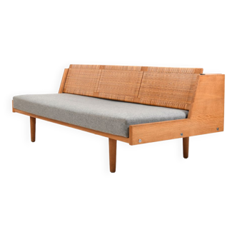 Early Daybed GE-258 in Oak and Cane by Hans J. Wegner