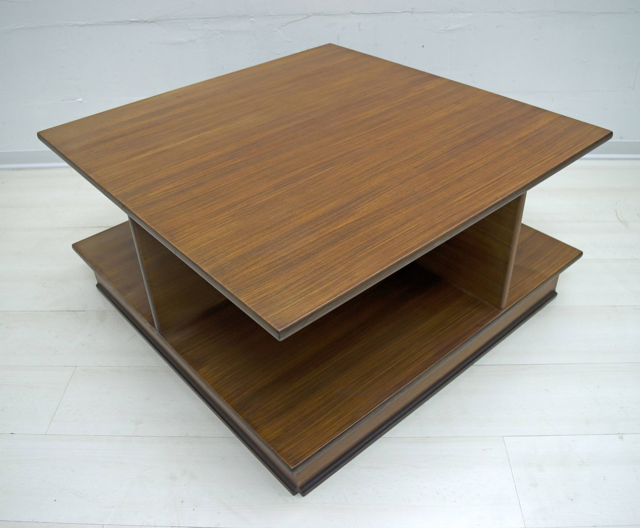 Table basse italienne en noyer de style moderne du milieu du siècle de F.Lli Saporiti, années 1960