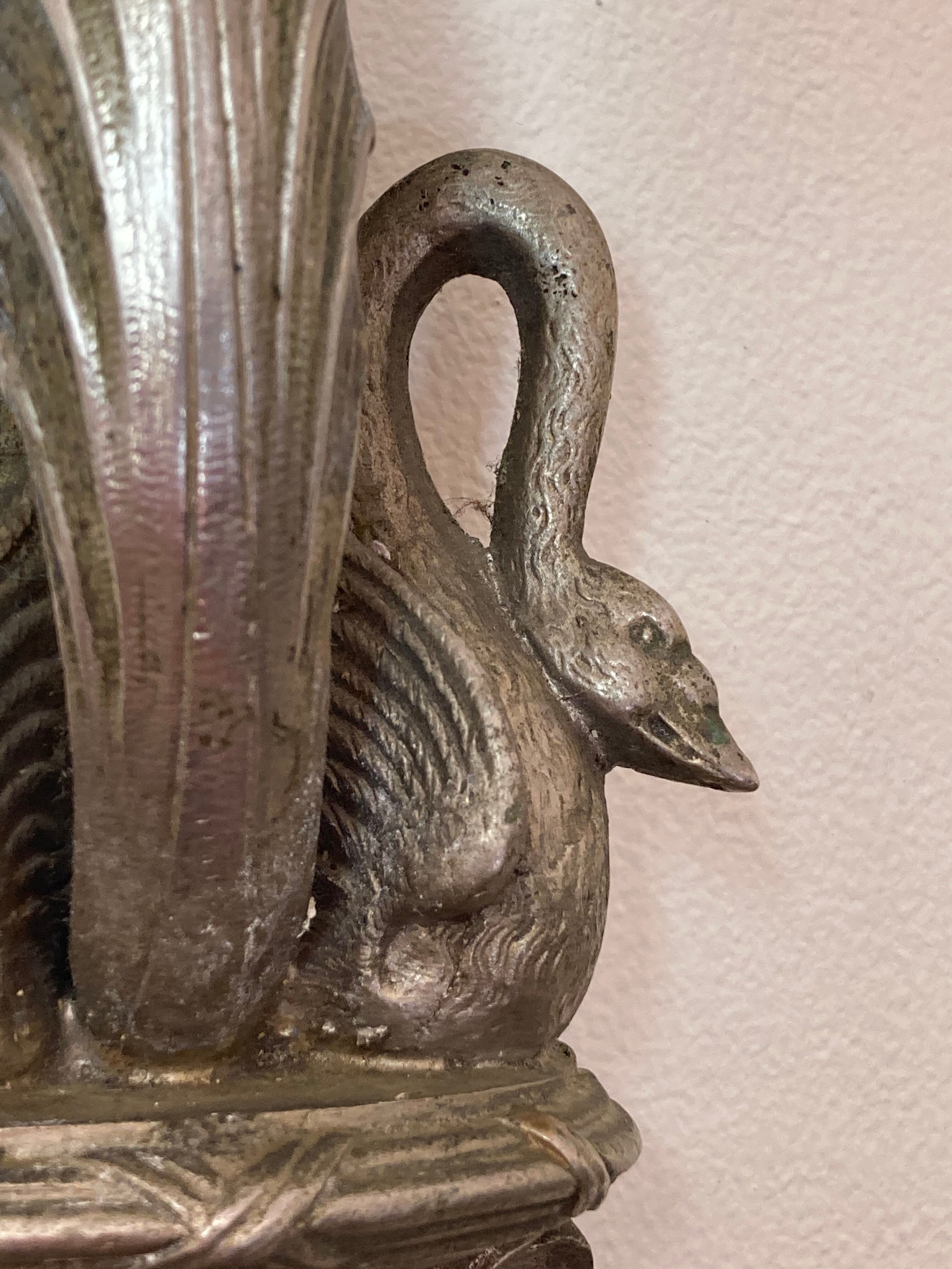 Empire-style Art Deco wall lamp in silver patinated bronze with swan decoration and frosted glass pink