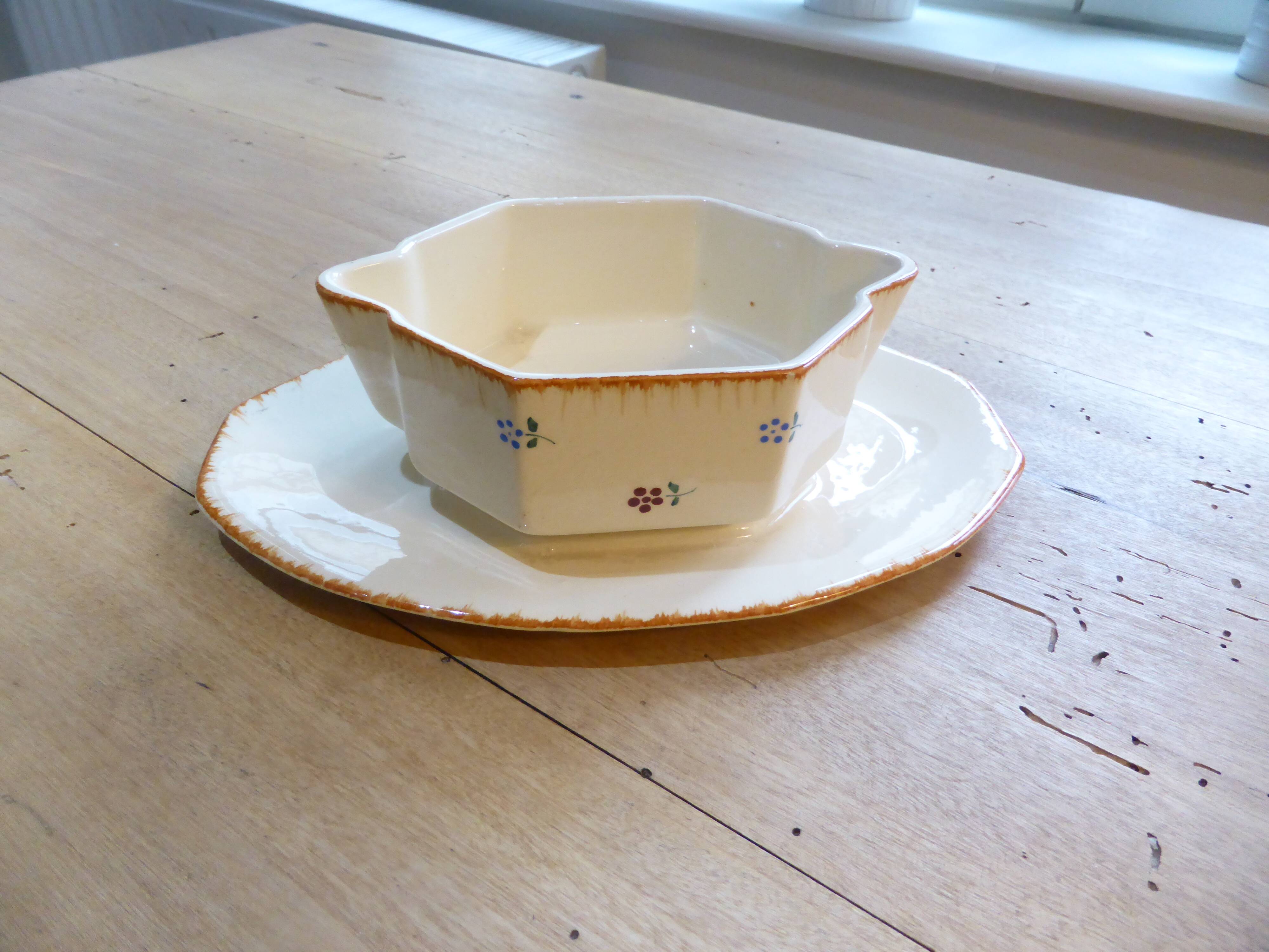 Sauceboat in porcelain from St Amand 191222