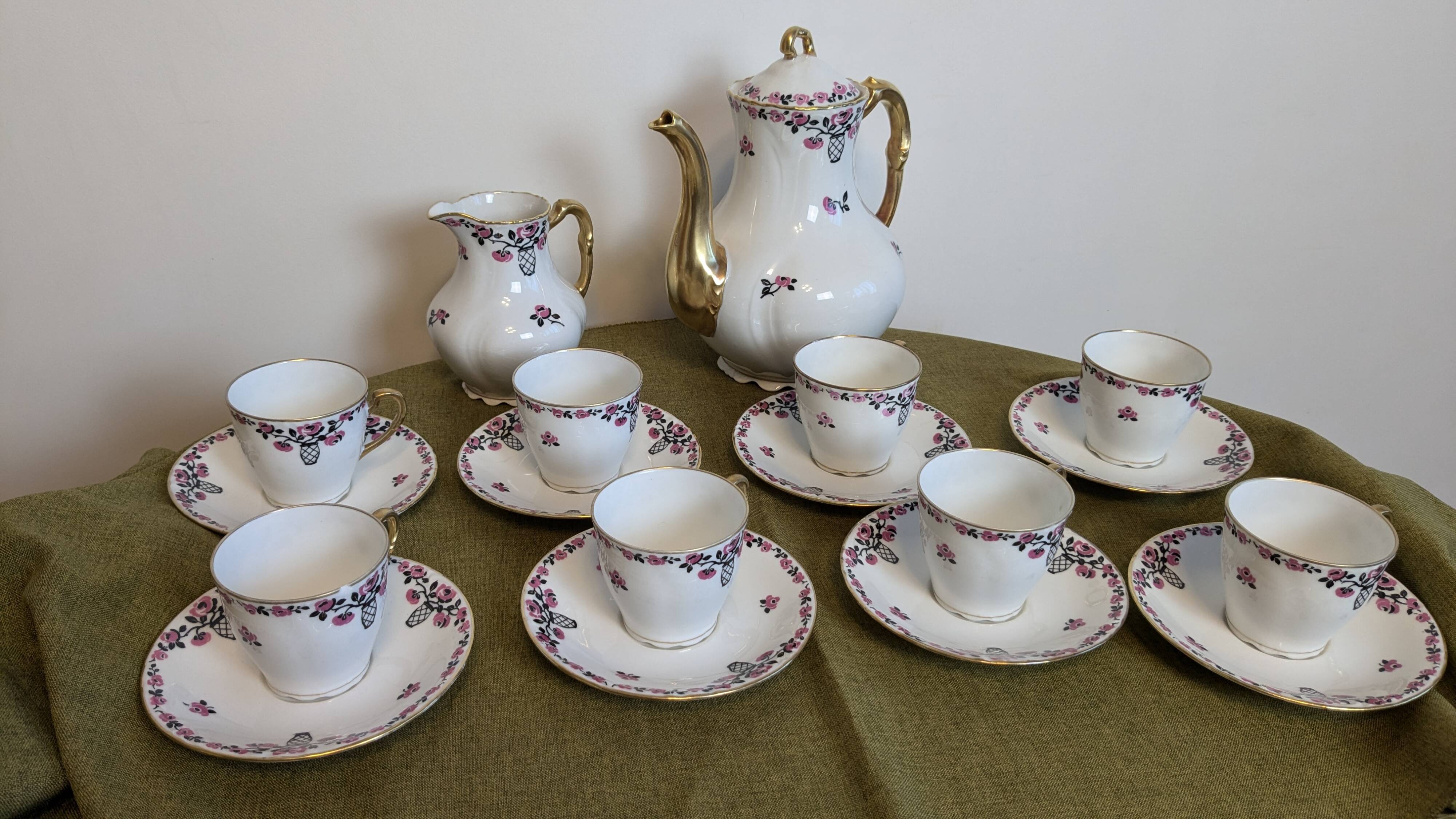 18-piece porcelain coffee set signed "Aux Lions de Faïence Paris"