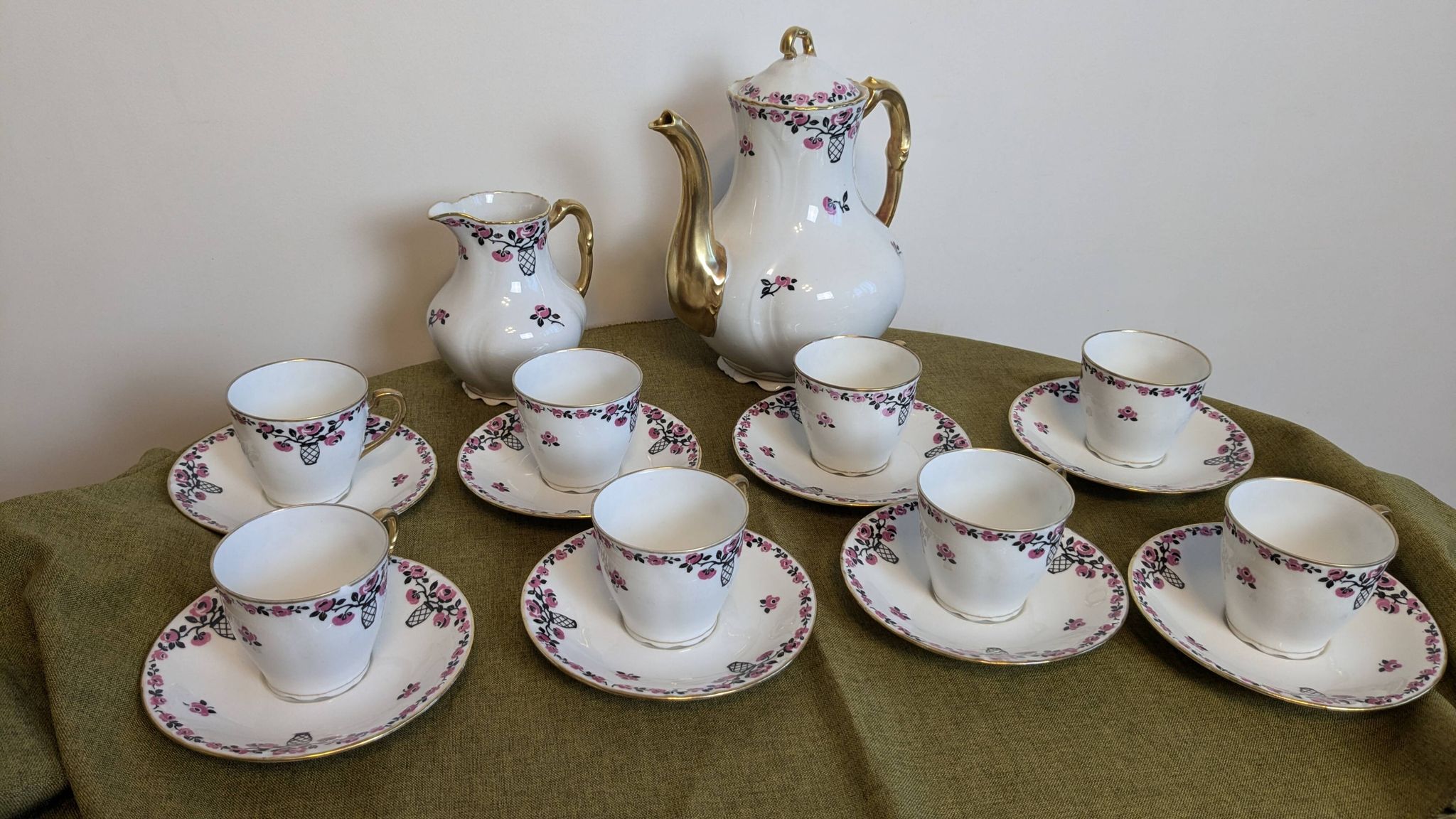 Service à café en porcelaine 18 pièces signé "Aux Lions de Faïence Paris"