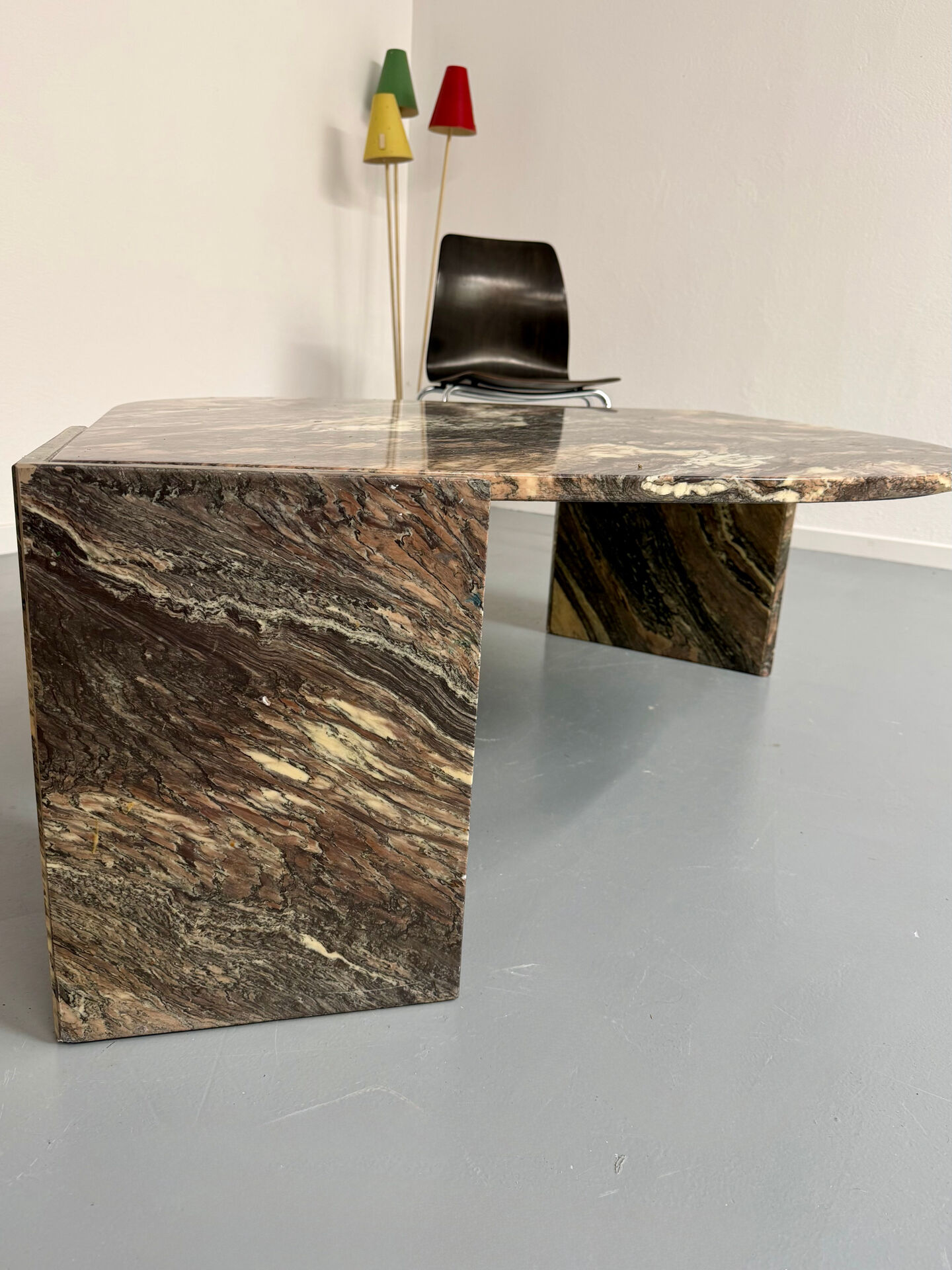 Sculptural coffee table eye veined marble Italian design 1970s