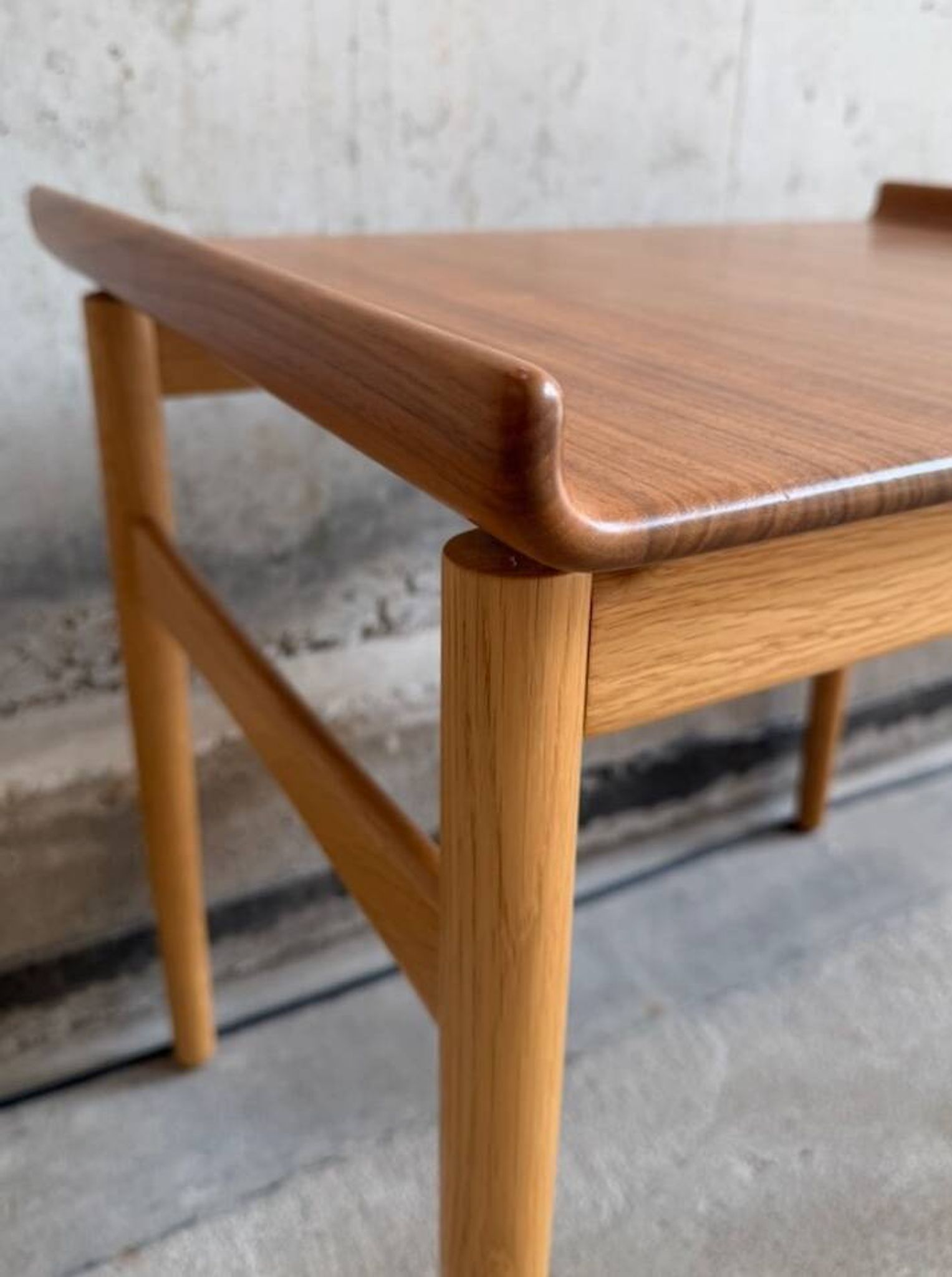 Tables basses "venus" ge 1937 par hans j wegner pour getama