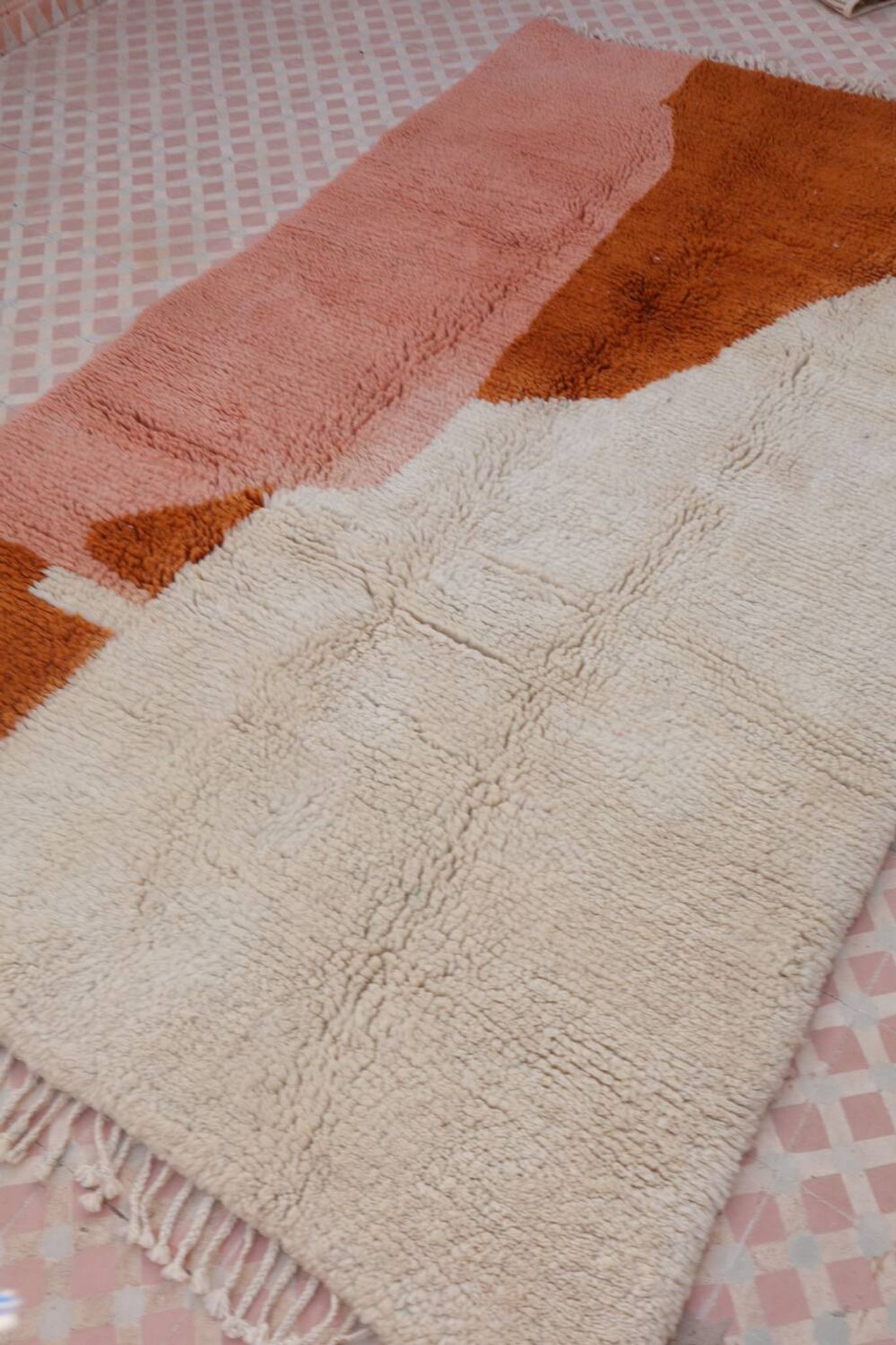 Tapis berbère Azilal terracotta et pêche moderne