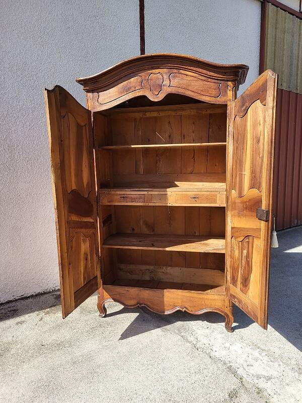 Armoire louis xv en noyer chapeau de gendarme