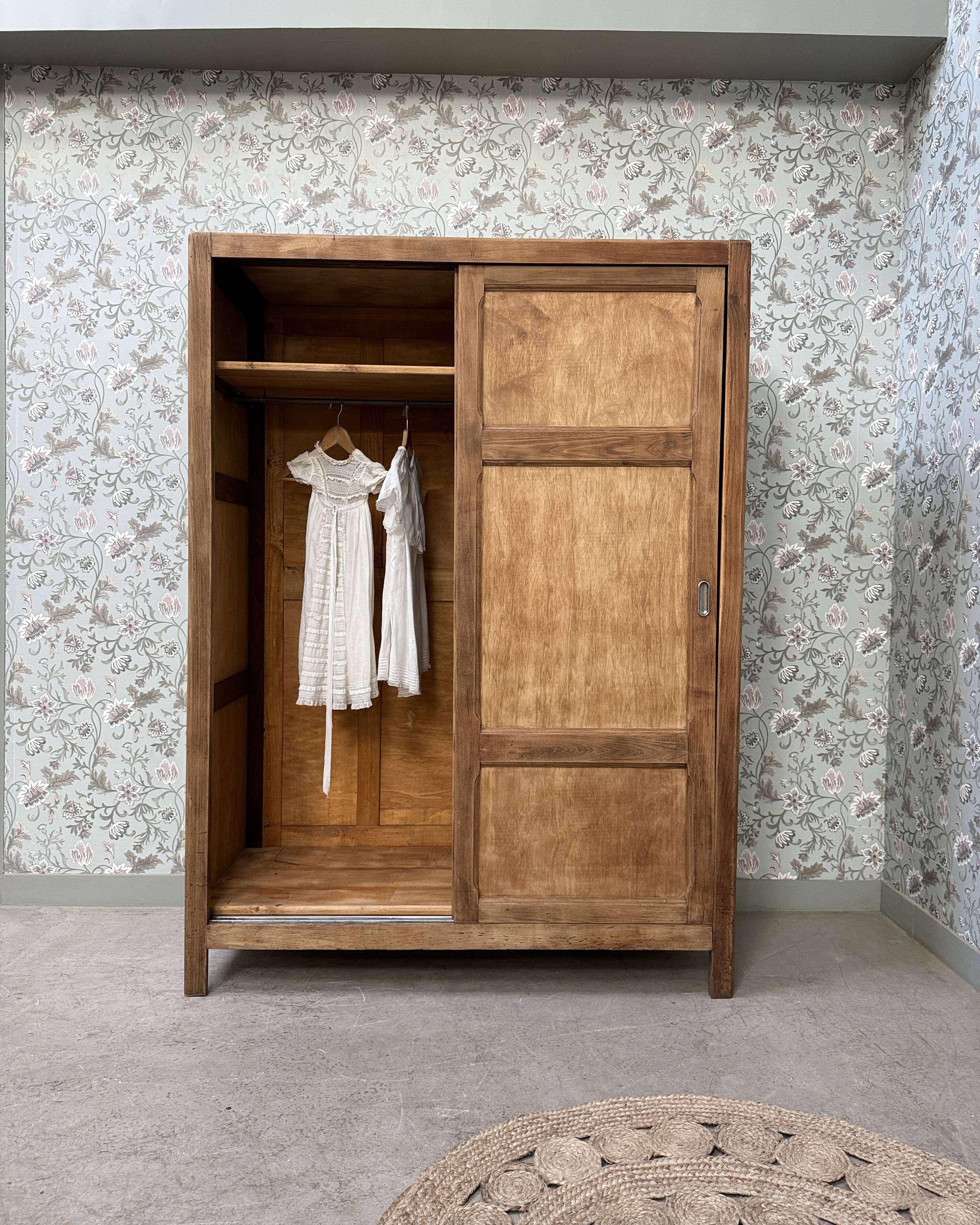 Parisian wardrobe with sliding doors and hanging space (renovated)