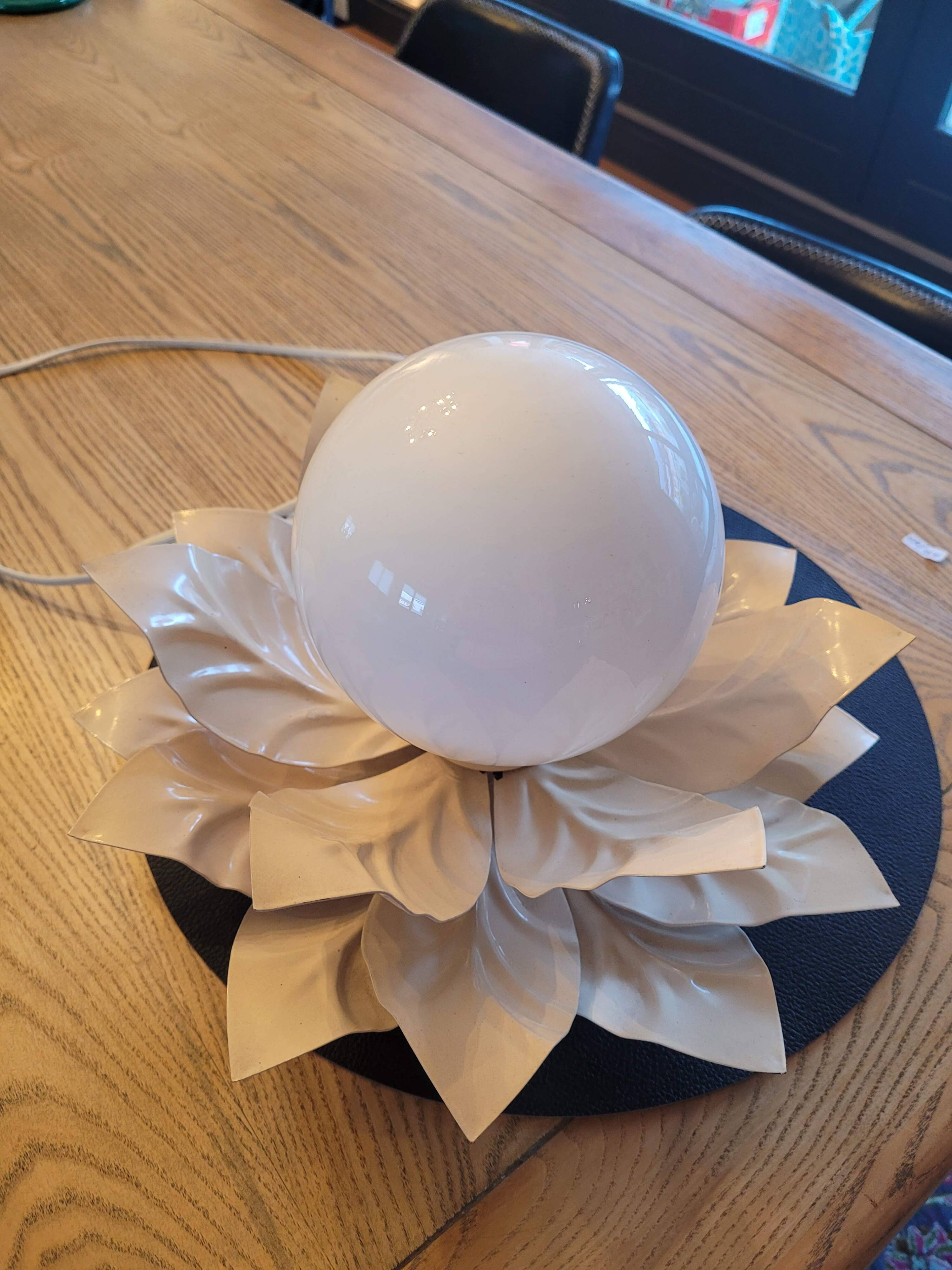 Flower table lamp - Opaline globe