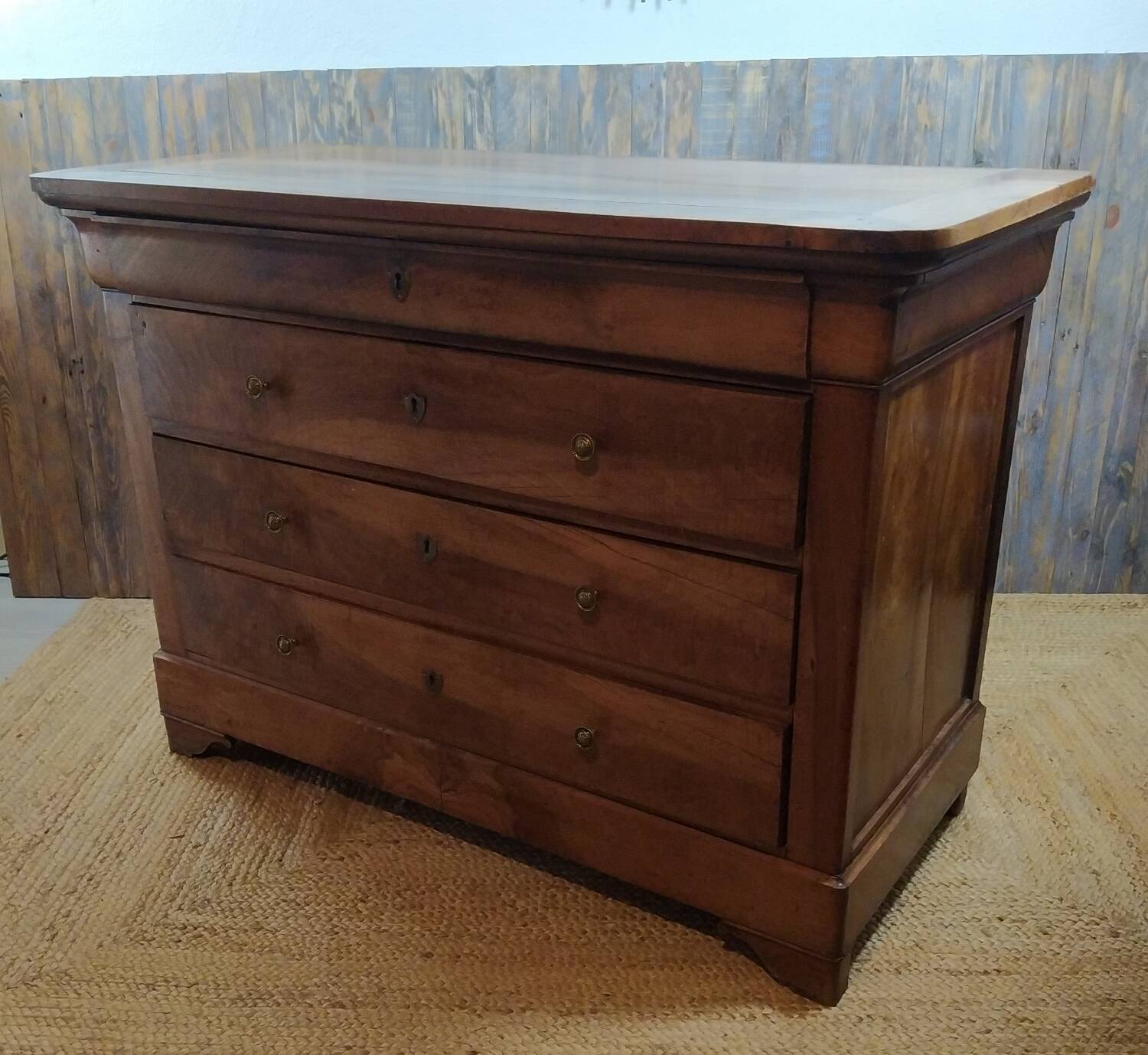 Wooden chest of drawers