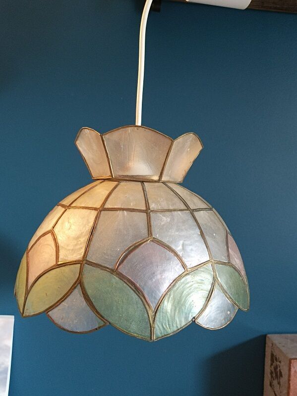 Mother-of-pearl pendant lamp