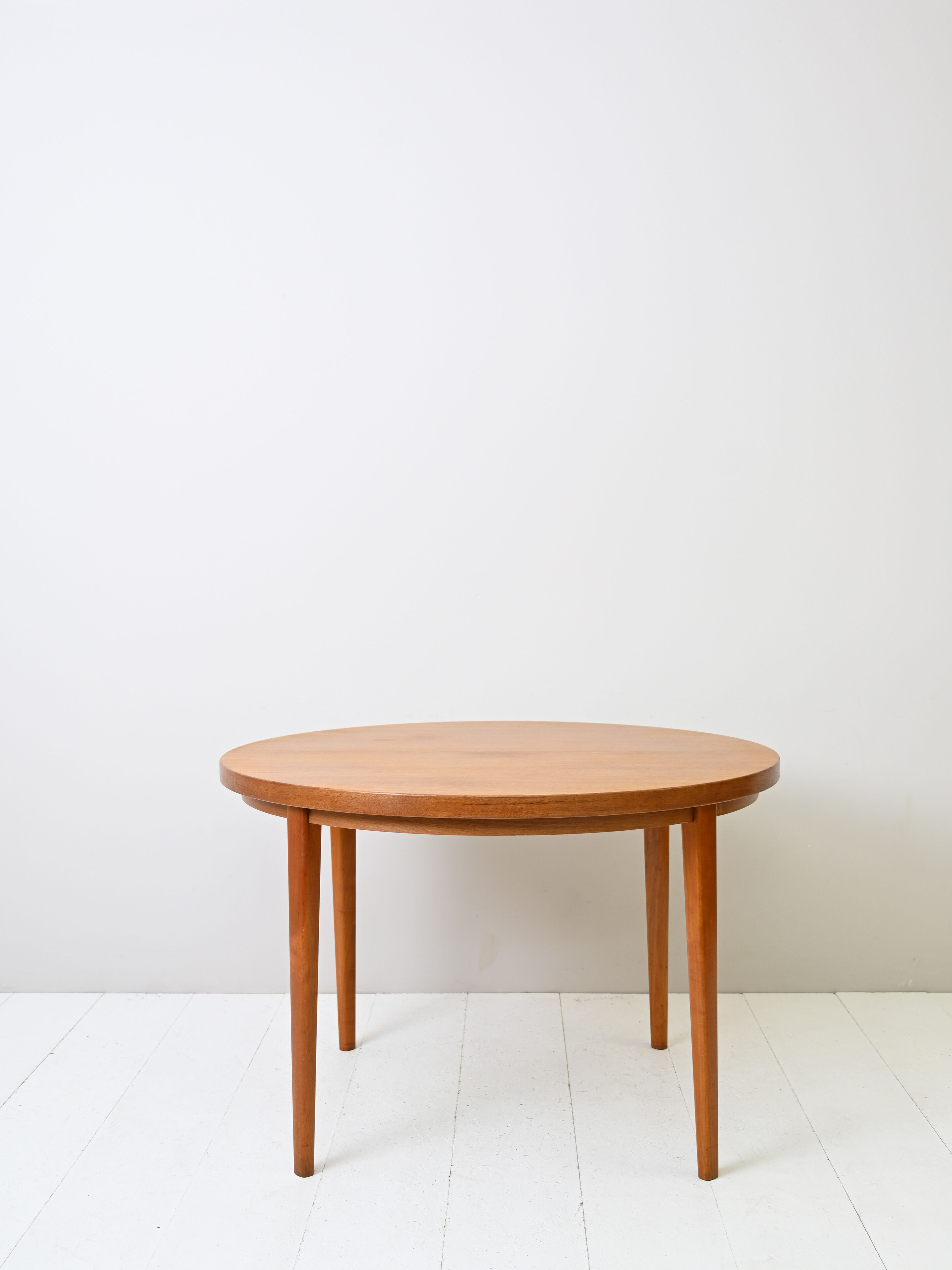 1960s Extendable round dining table