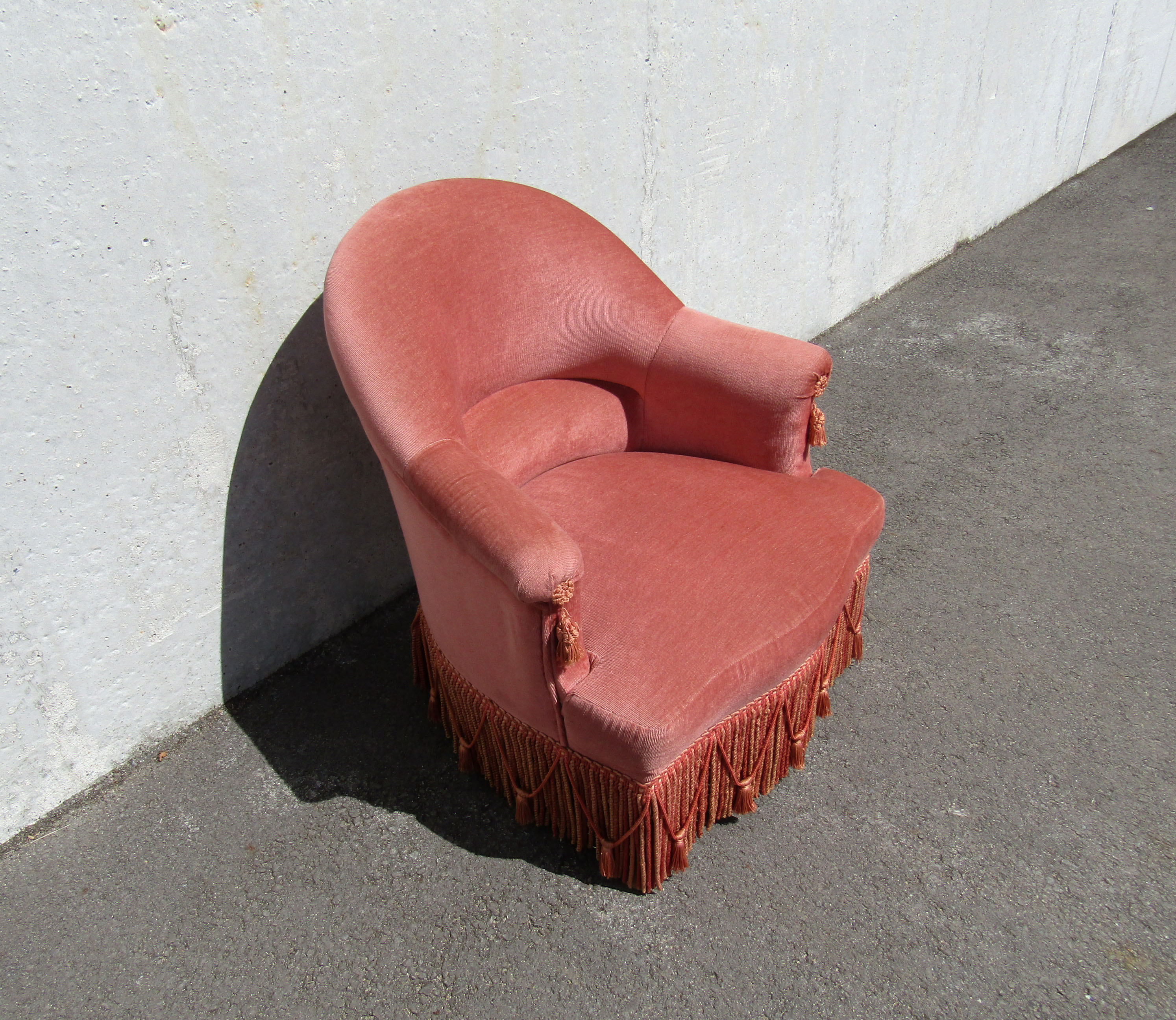 Vintage pink toad chair