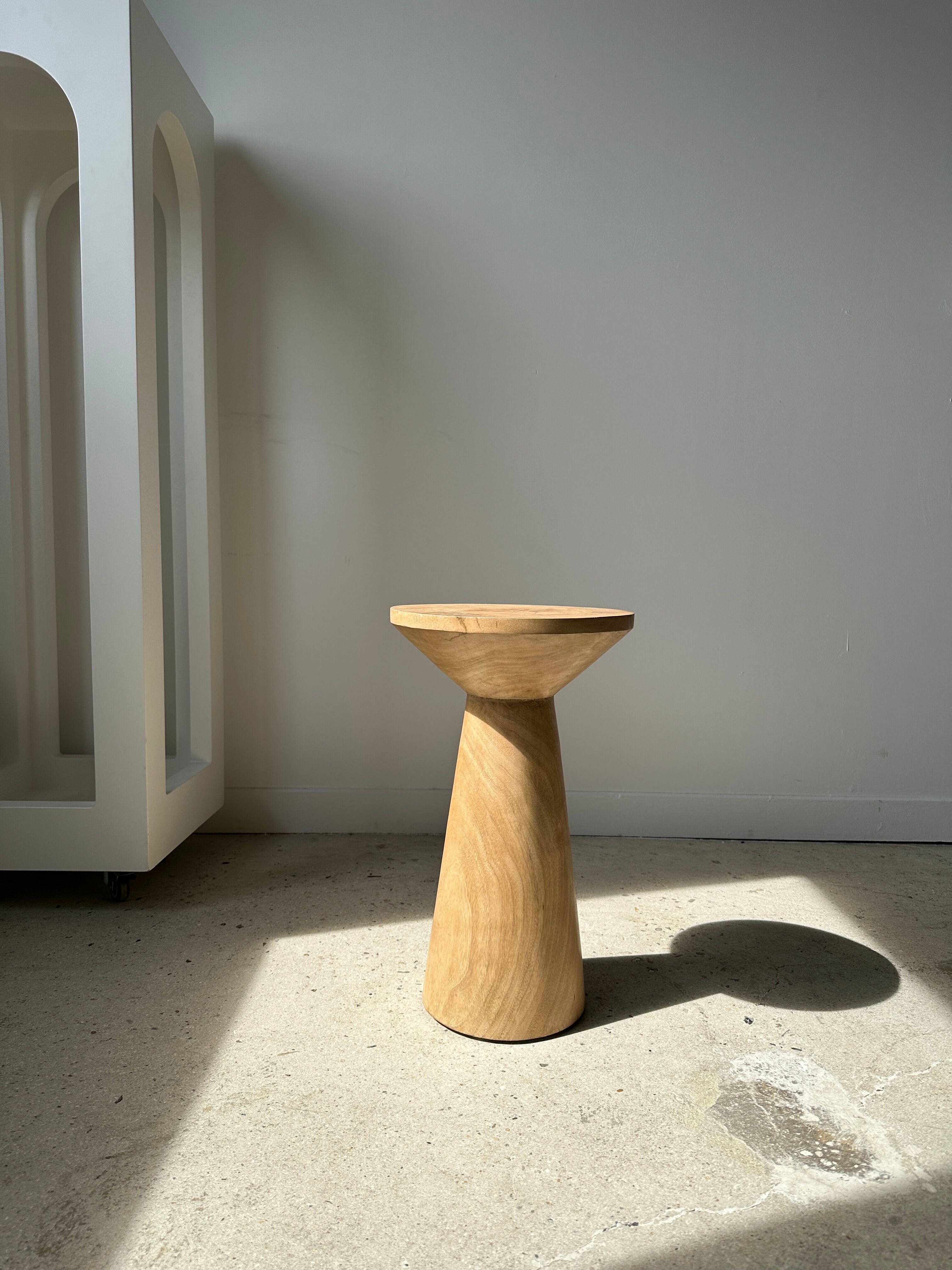 Side table, end of sofa in natural mango monoxyl conical tray H:50cm