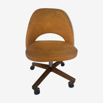 Eero Saarinen's swivel office chair in the 1960s