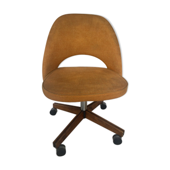 Eero Saarinen's swivel office chair in the 1960s