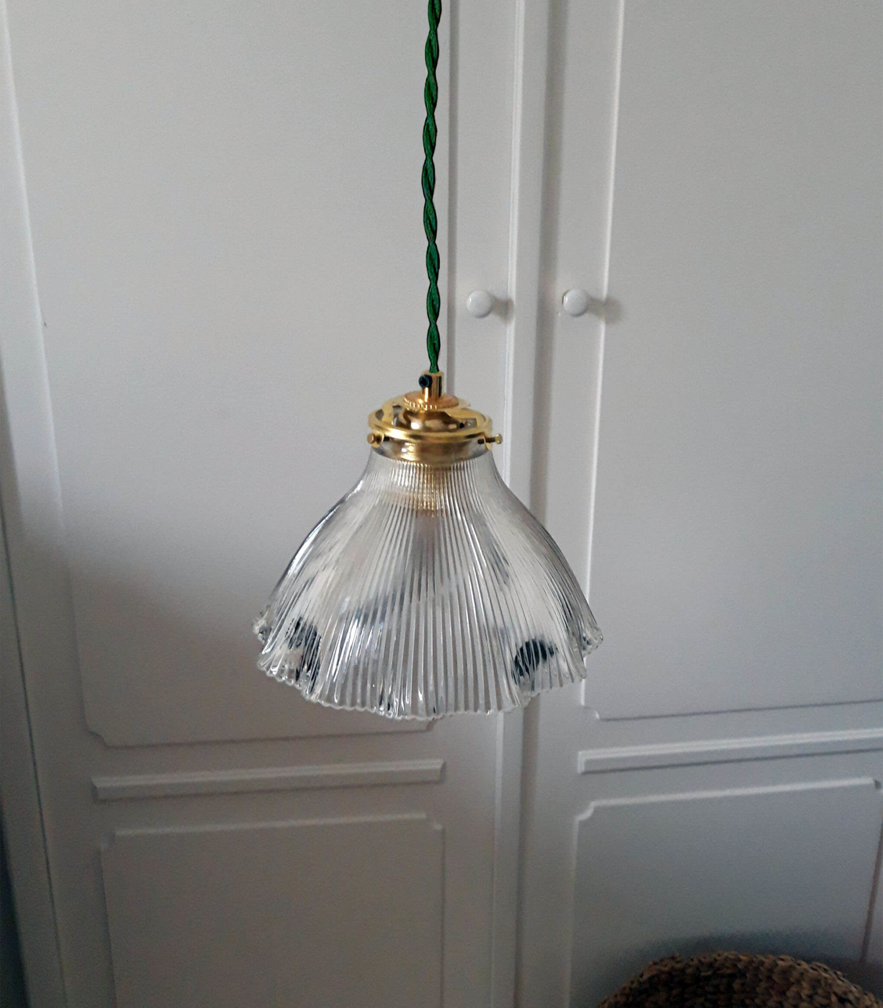 Holophanous suspension