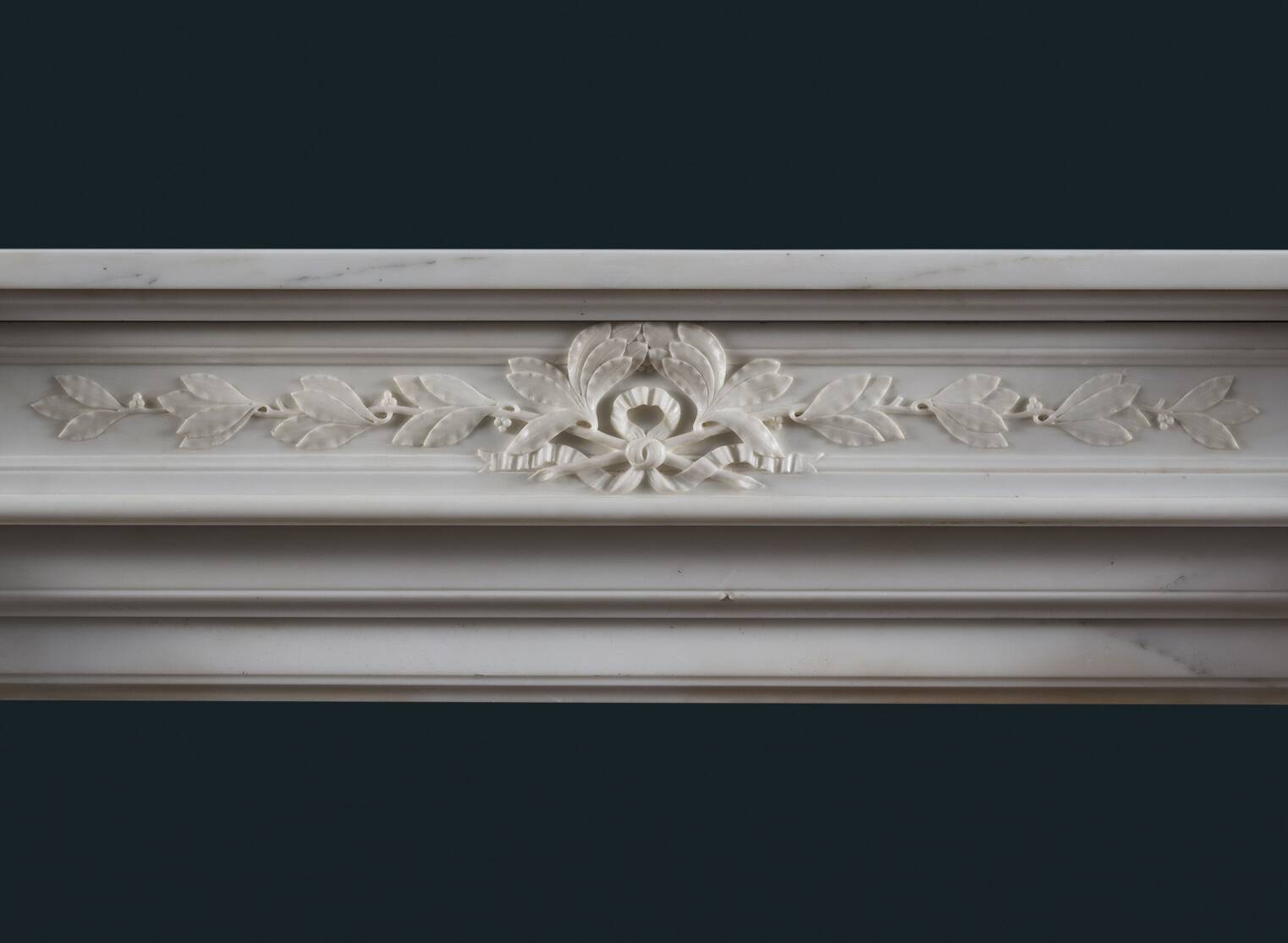 Cheminée en marbre statuaire de style Louis XVI