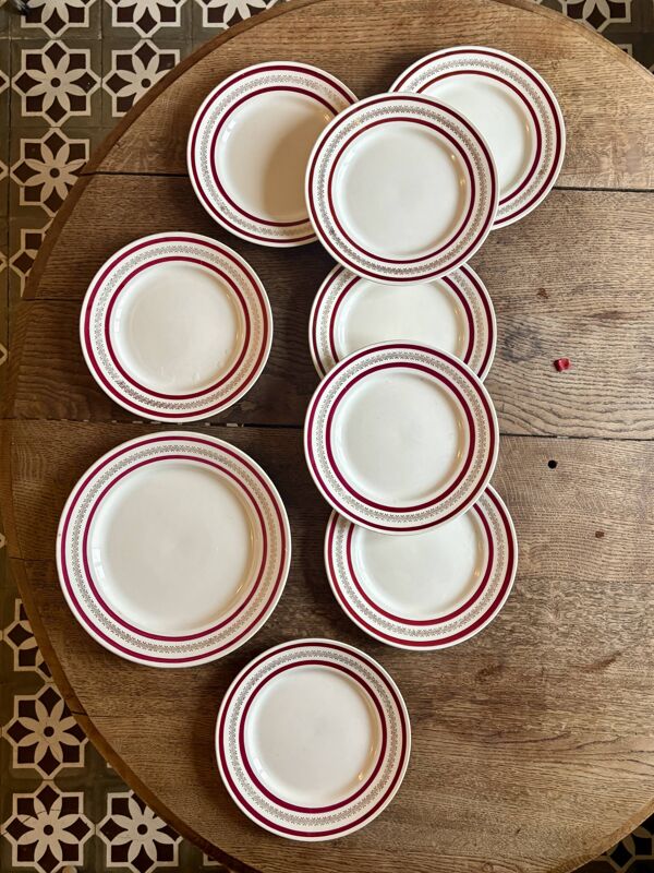 Lot de 8 assiettes plates et d'un plat vintage, décors rouges et or, manufa