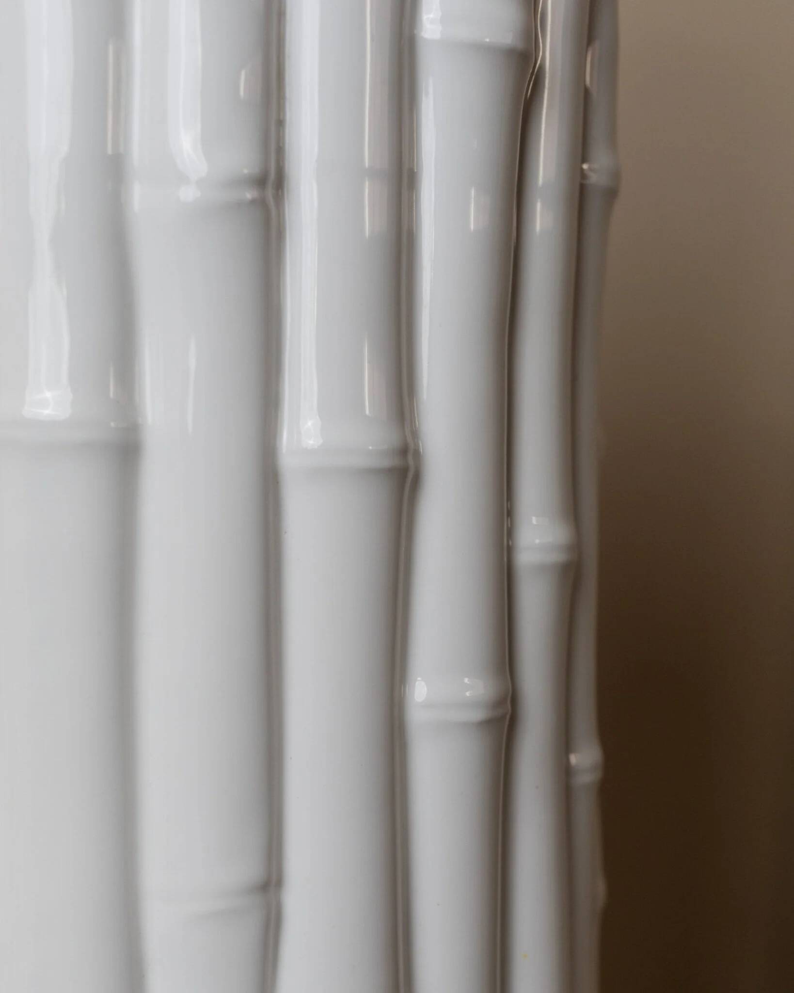 Tommaso Barbi white ceramic table lamp with bamboo-look texture, Italian 1970s Hollywood Regency