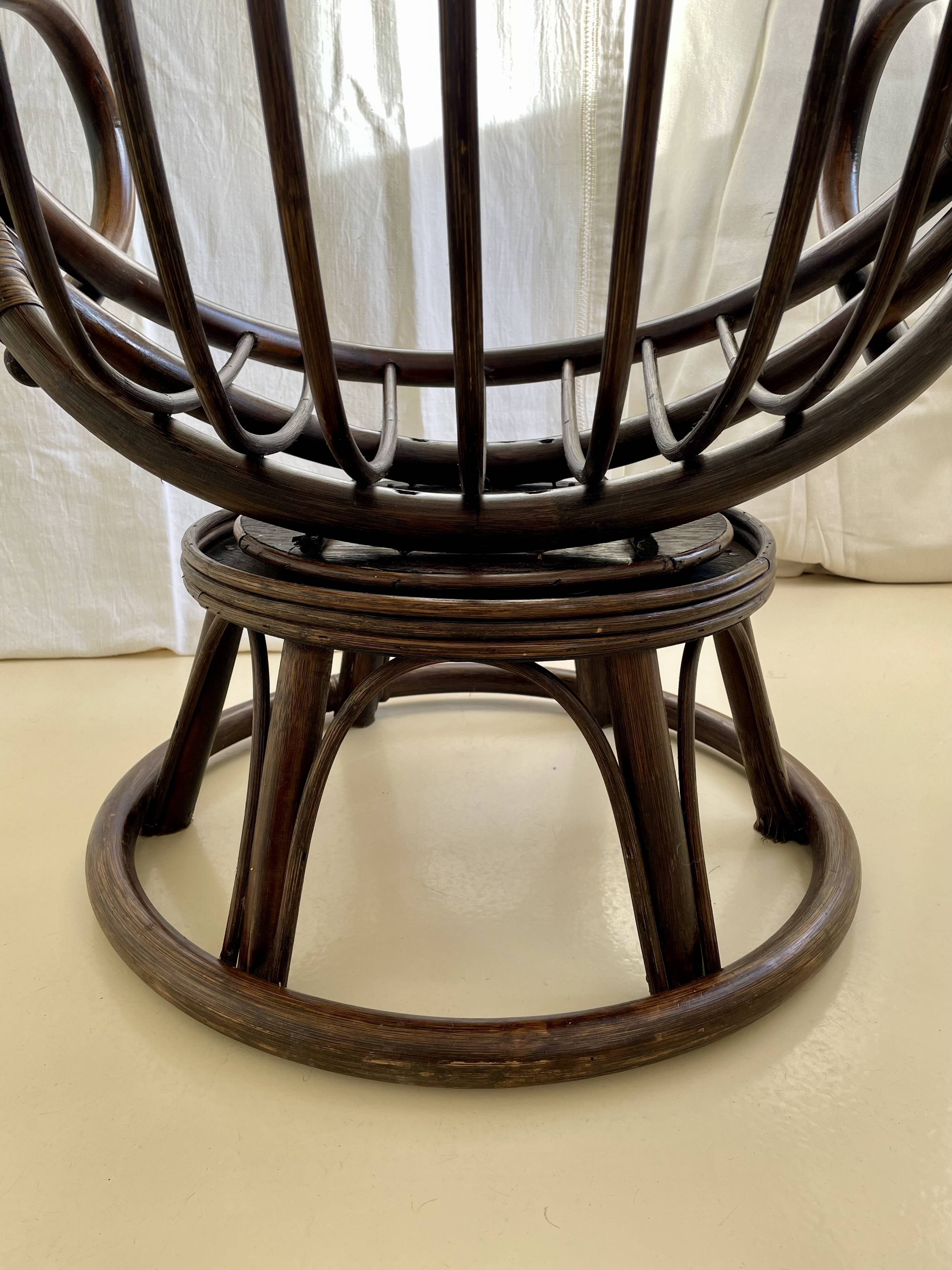 Chaise à œuf en rotin vintage des années 70 en très bon état.