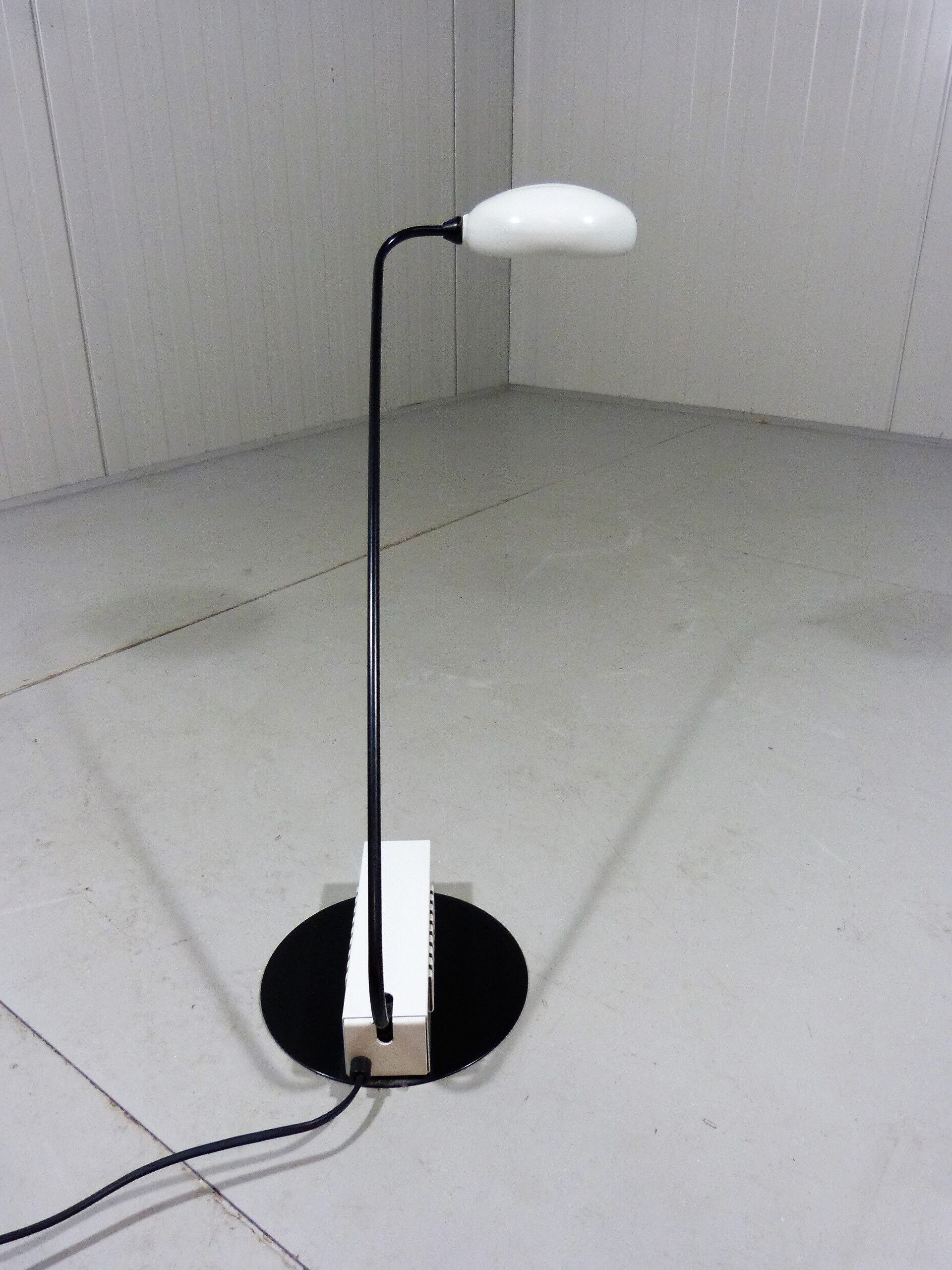 Lampe de bureau italienne en blanc et noir, années 1980
