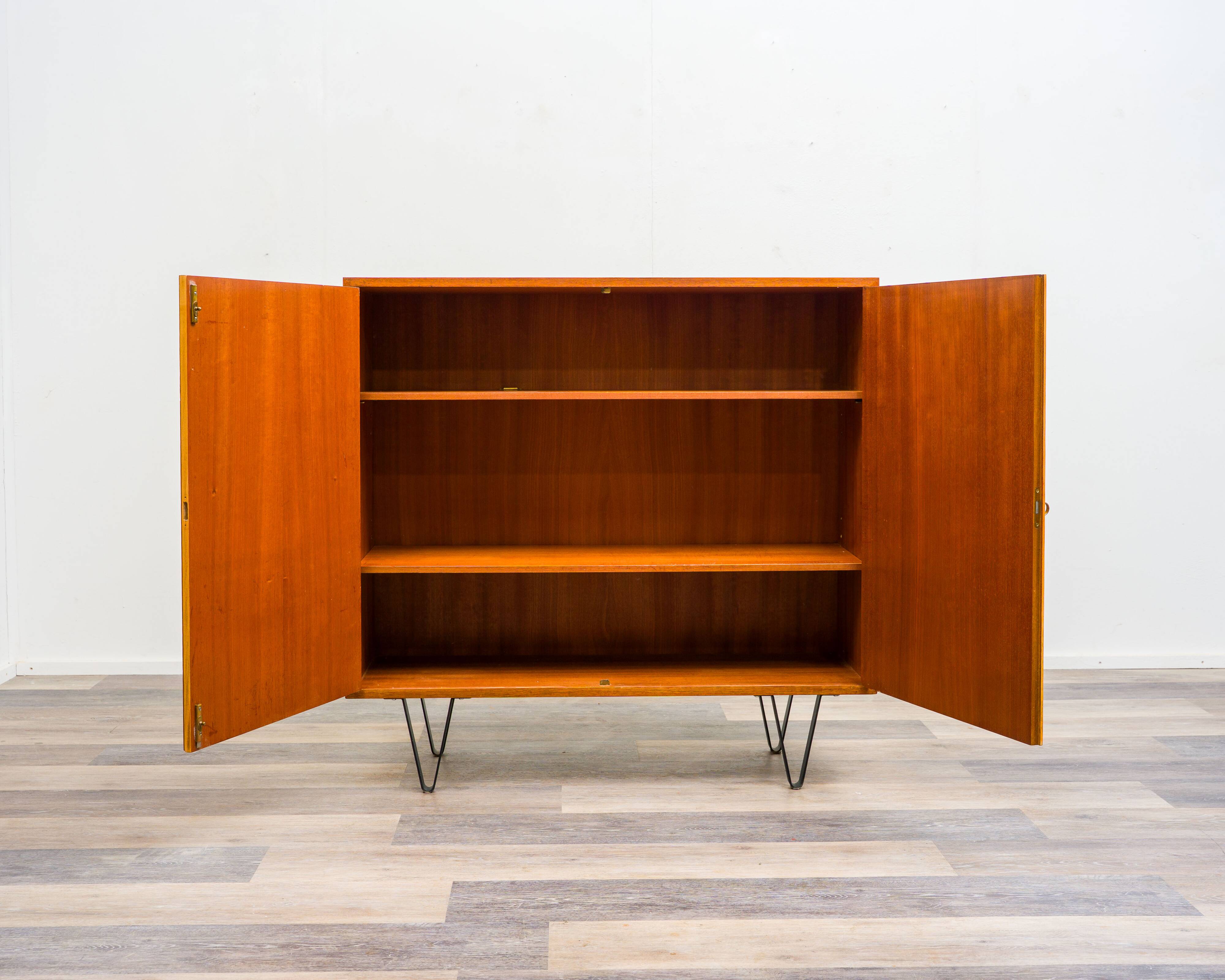 Buffet haut/Highboard en bois de teck avec portes rainurées,
