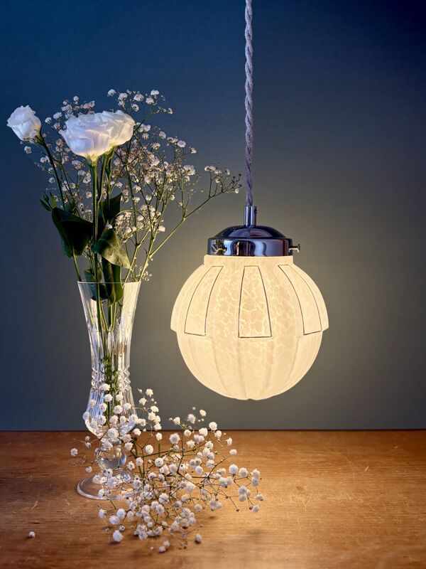 Suspension globe vintage art déco en verre de Clichy blanc et argent