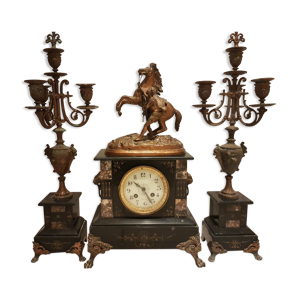 Garniture de cheminée avec sa