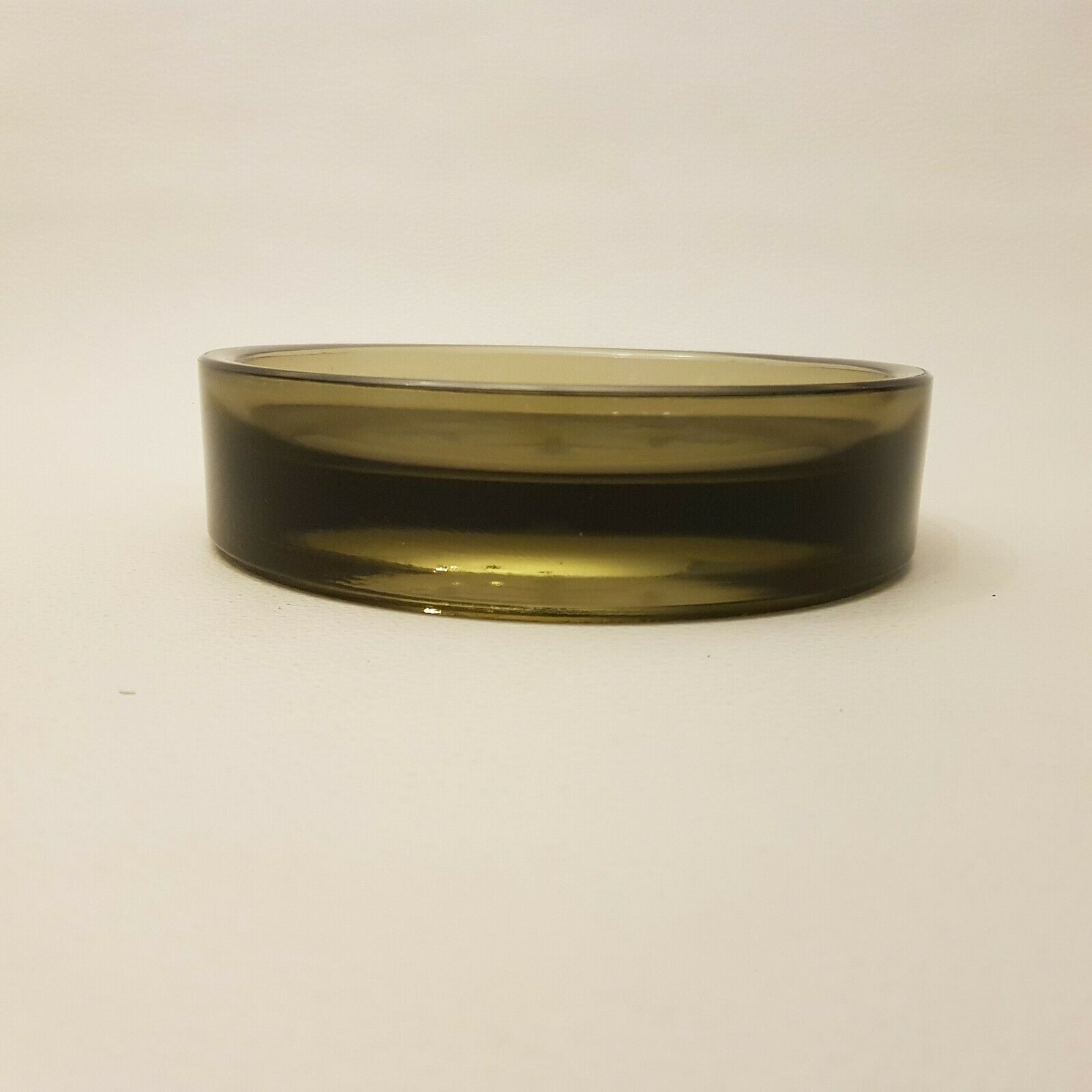 Empty pocket cup ashtray vintage smoked glass décor planes
