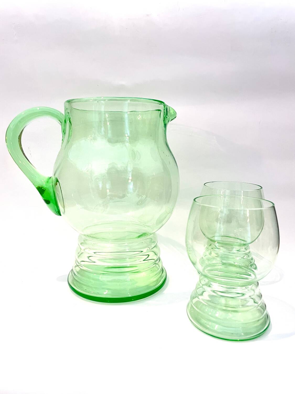 Art Deco carafe and its two glasses, in uraline