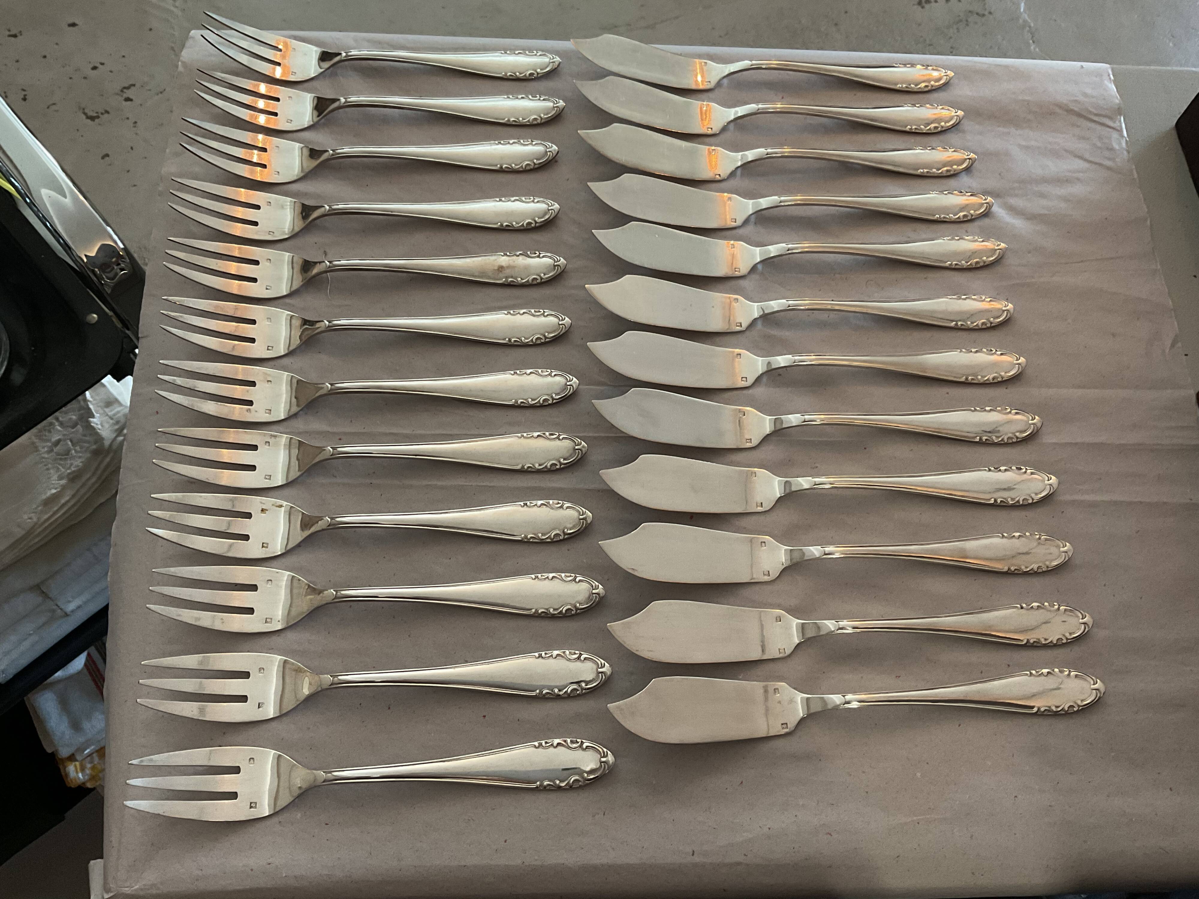 Box 24 cutlery fish .silver metal