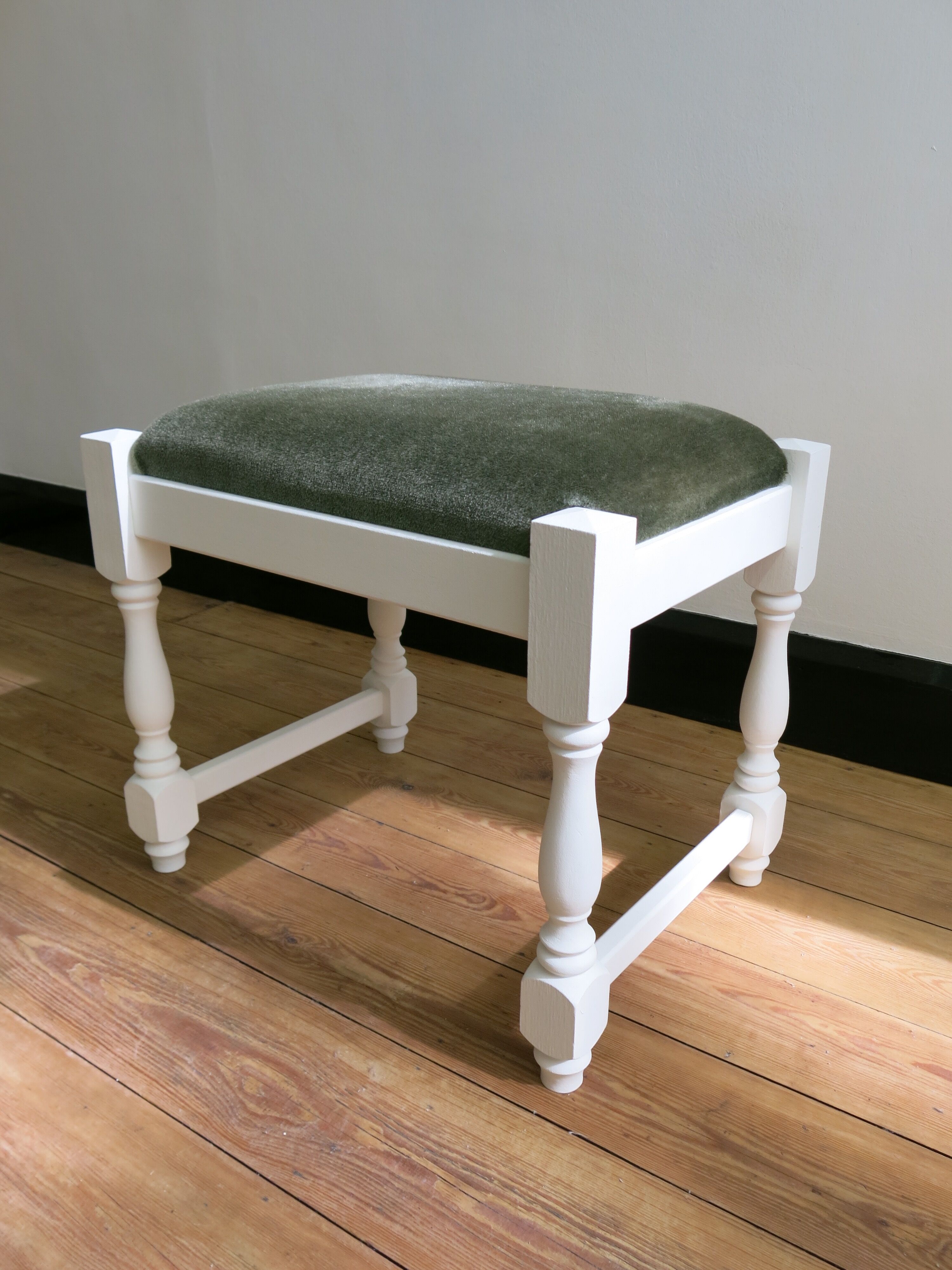Repose-pied vintage en bois et velours