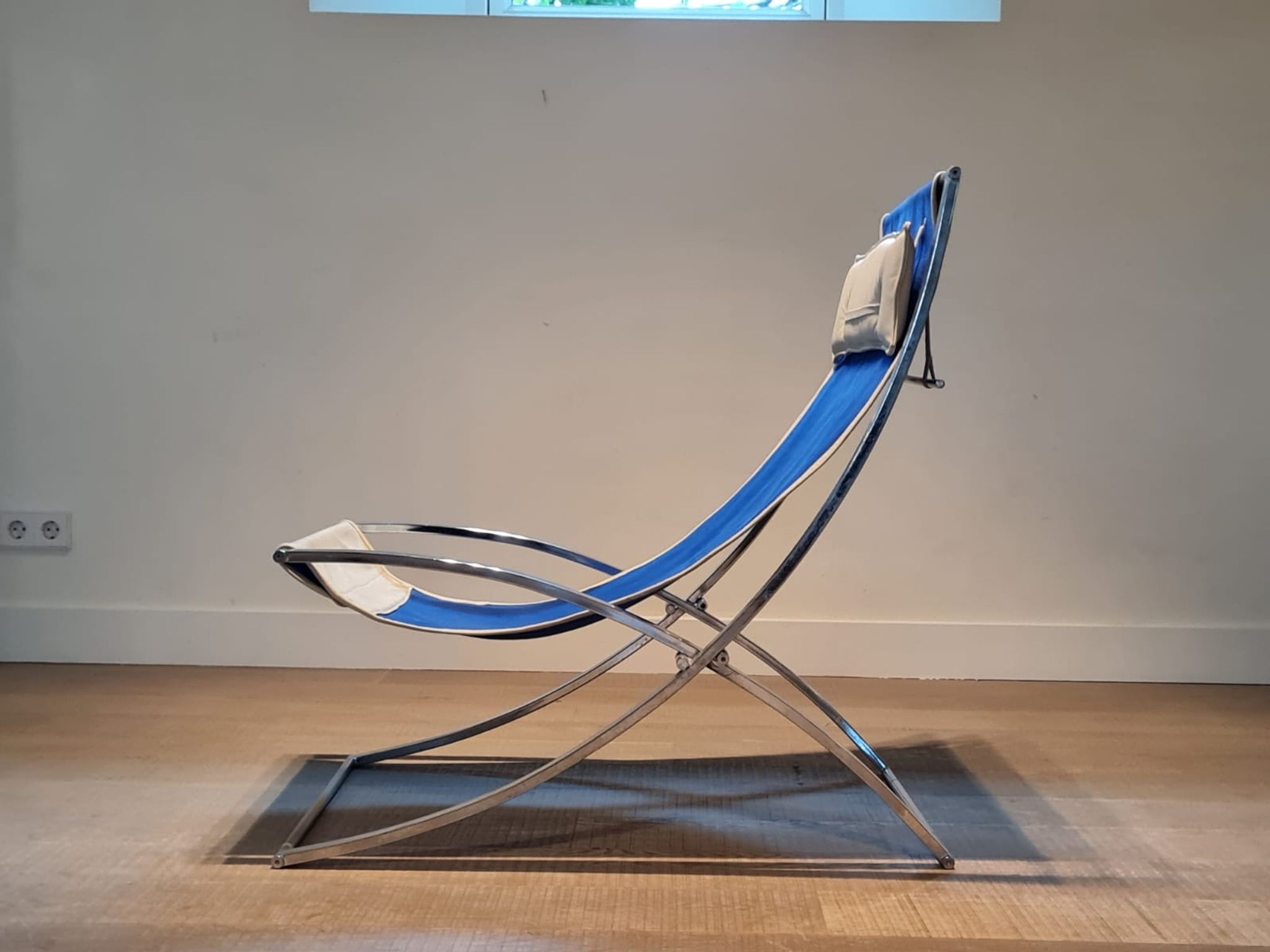 Marcello Cuneo ‘Louisa’ lounge chair in blue canvas and white leather, Italy 1970s