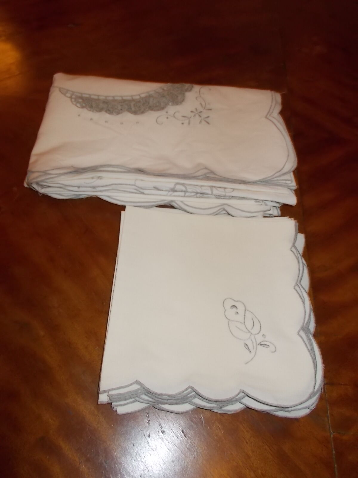 Vintage embroidered tablecloth 250 x 170 and 12 towels