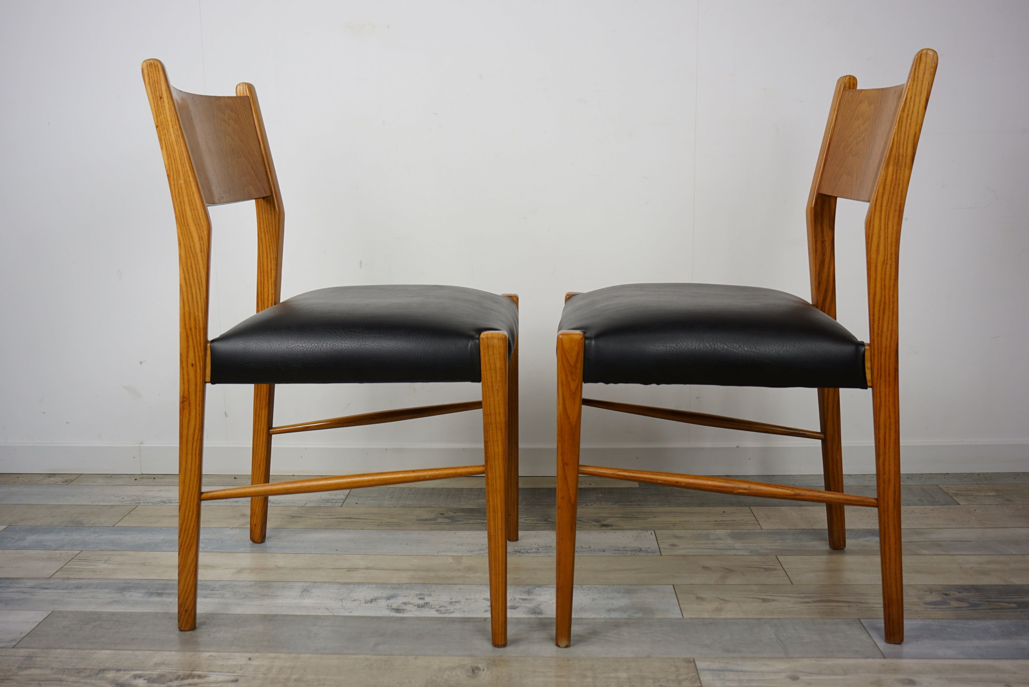 Wooden oval table and 6 matching chairs 60