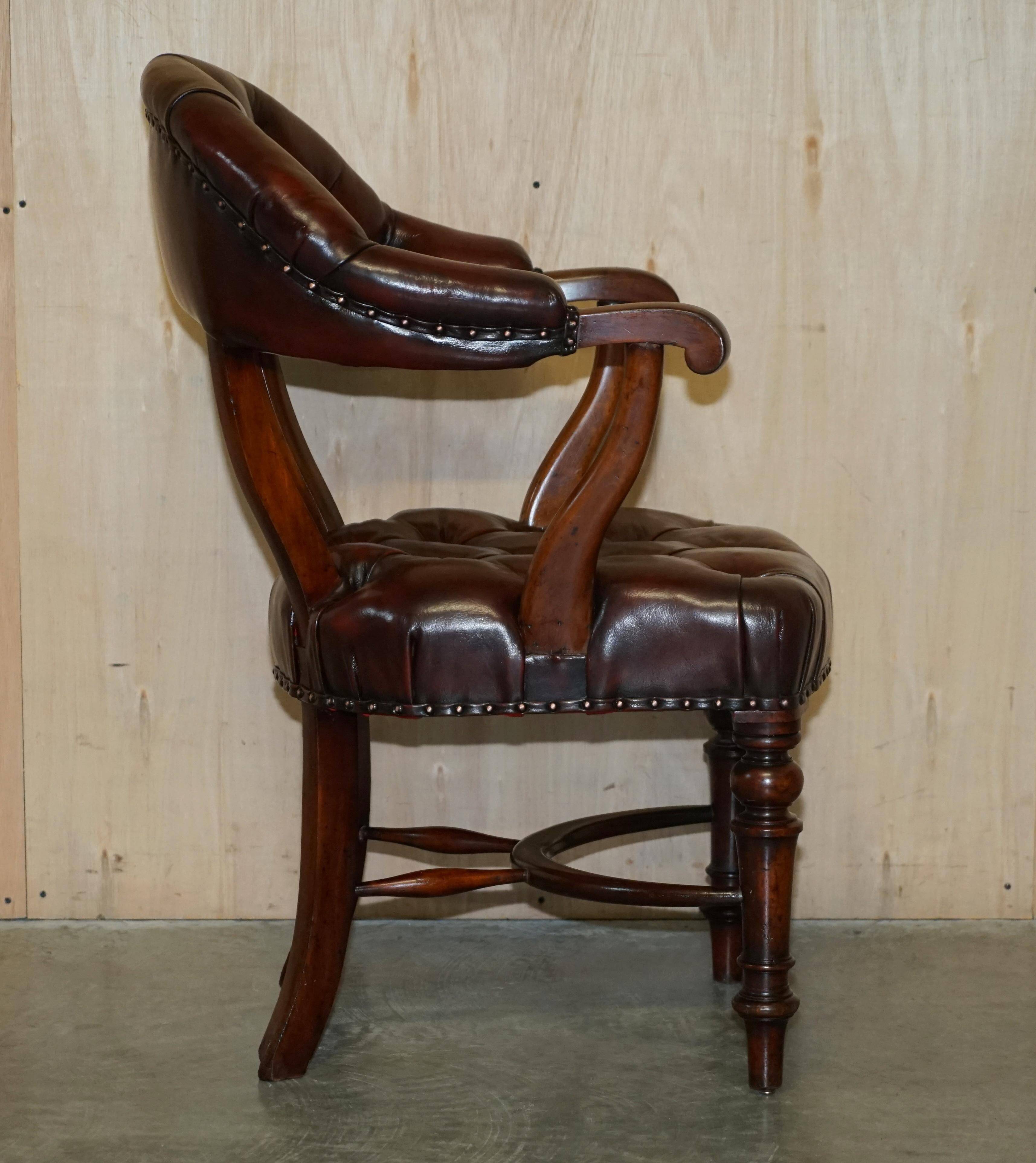 Chesterfield captain's armchair William IV in restored leather with hardwood.