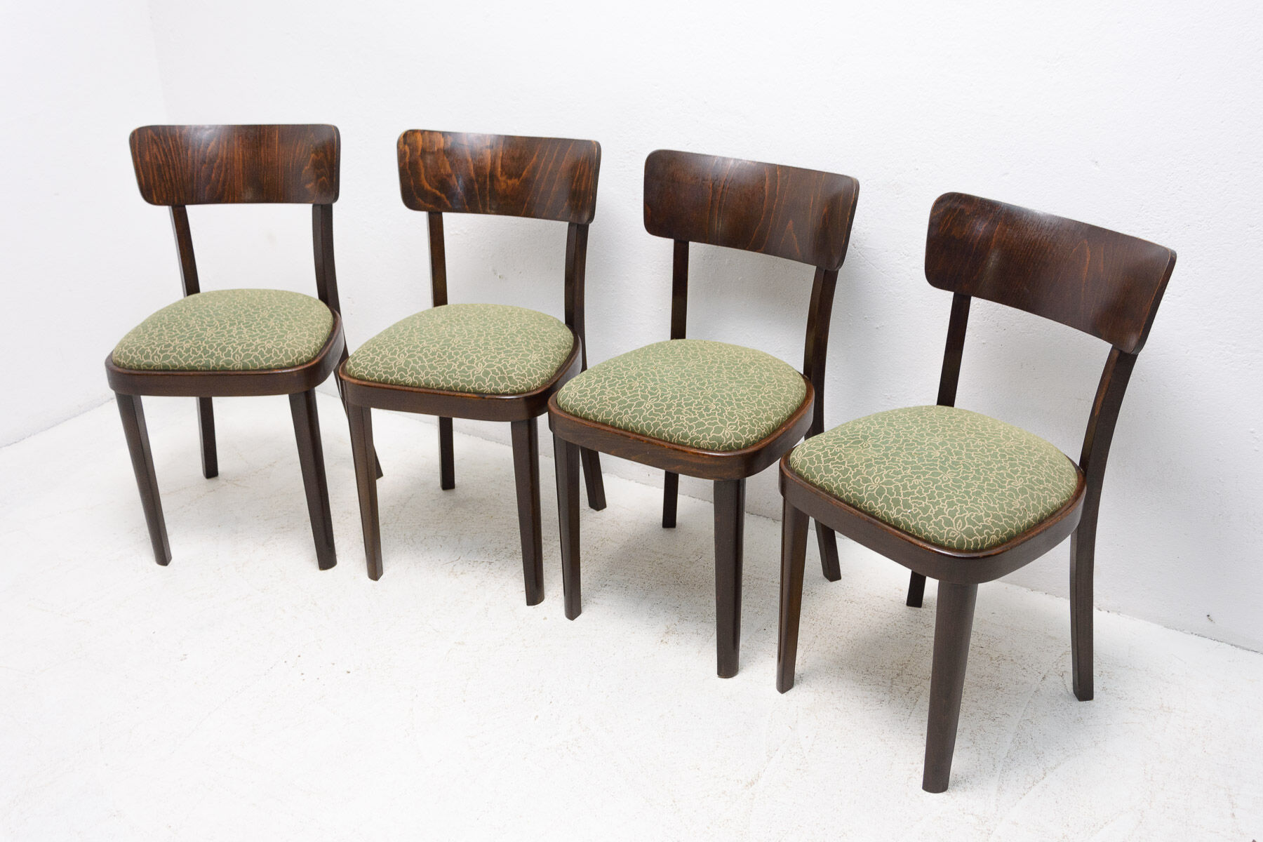 Ensemble de quatre chaises de salle à manger thonet, tchécoslovaquie, années 1950