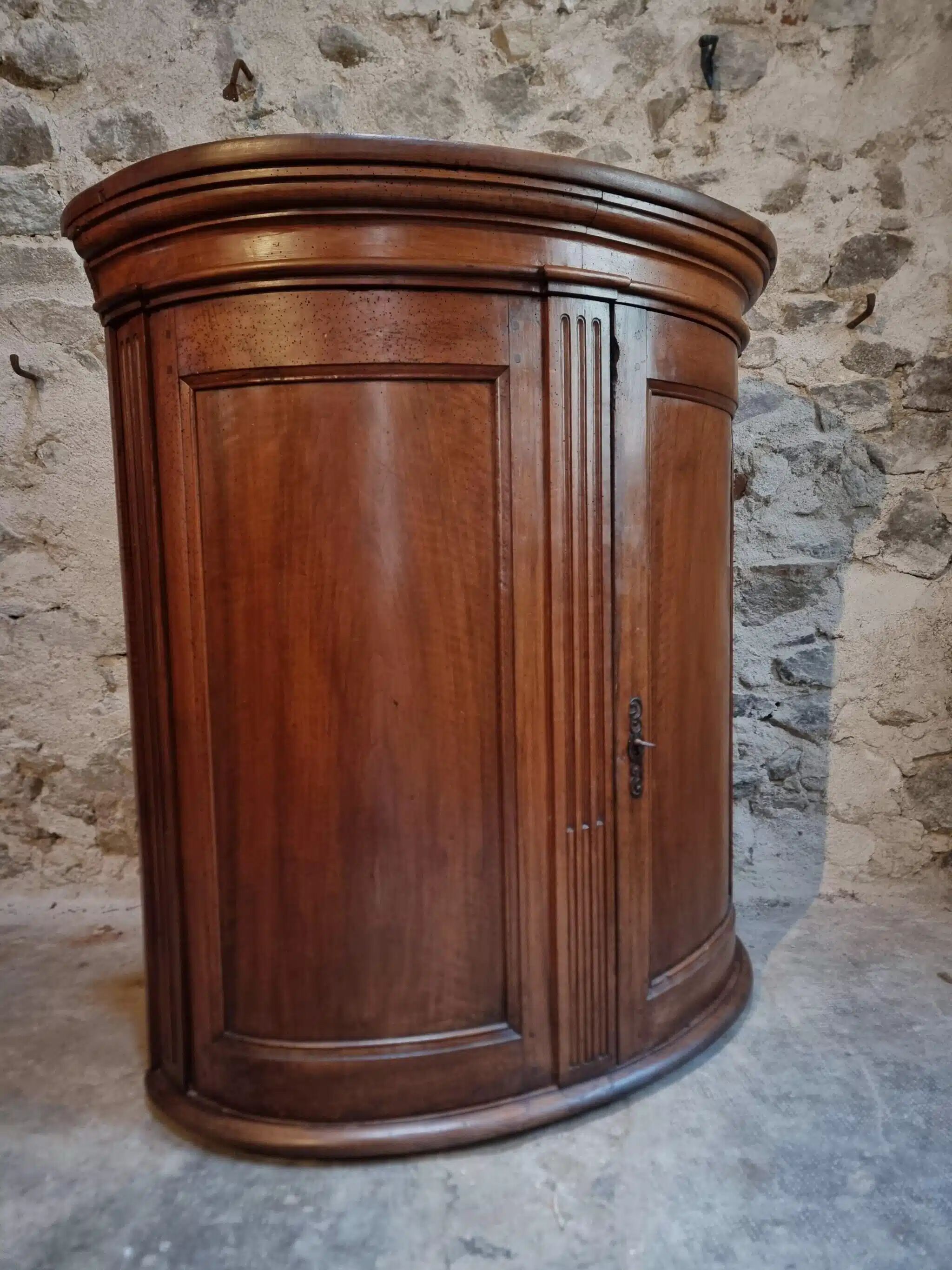 Cabinet demi-lune ancien en noyer, fin XVIIIe siècle, château français