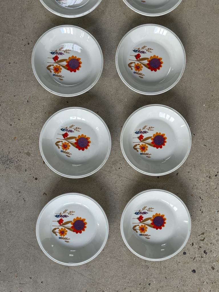 Ensemble vintage d'assiettes porcelaine de Sologne à motif floral stylisé