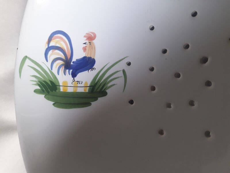 Pornic earthenware drainer model Coq hollow feet