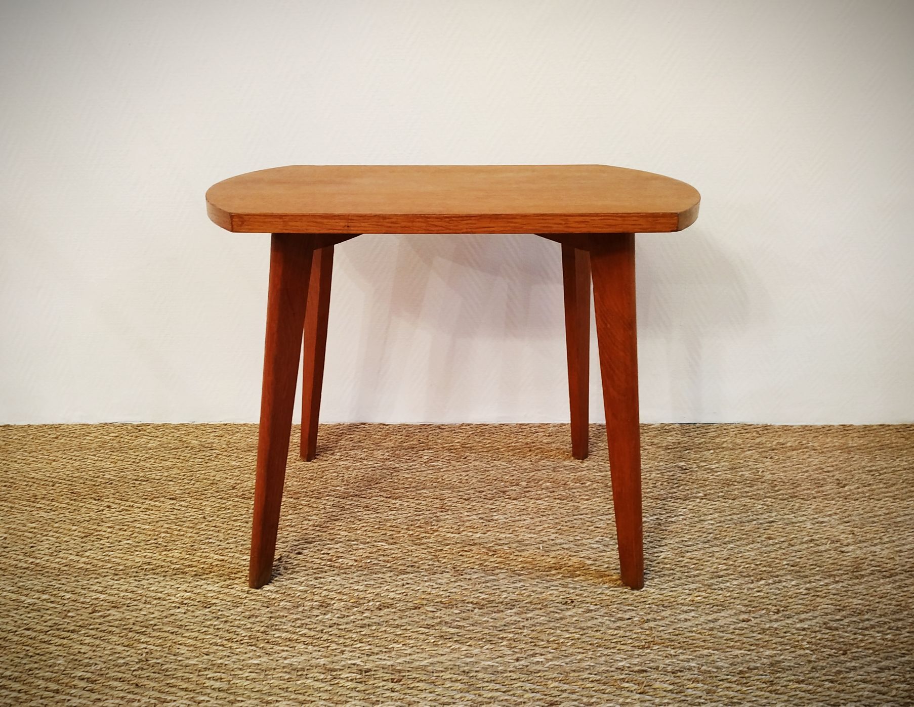 Coffee table spindle legs