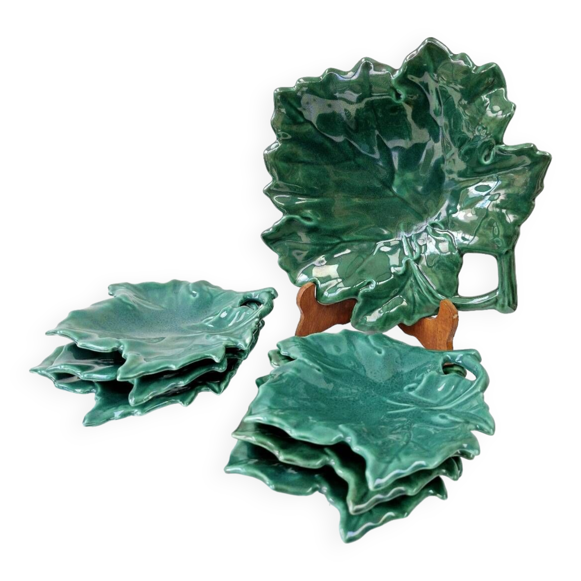Plate and its 6 vintage bowls from Vallauris, green ceramic in the shape of a leaf.